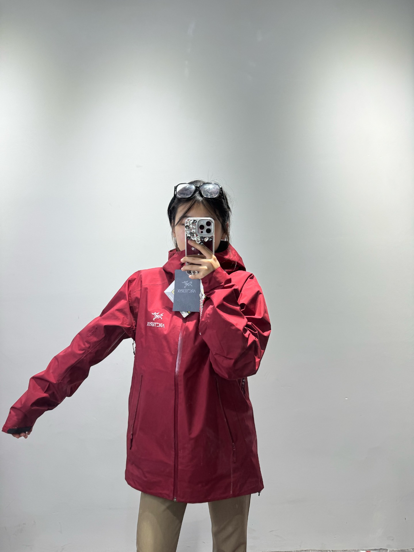 被问疯的红色冲锋衣
