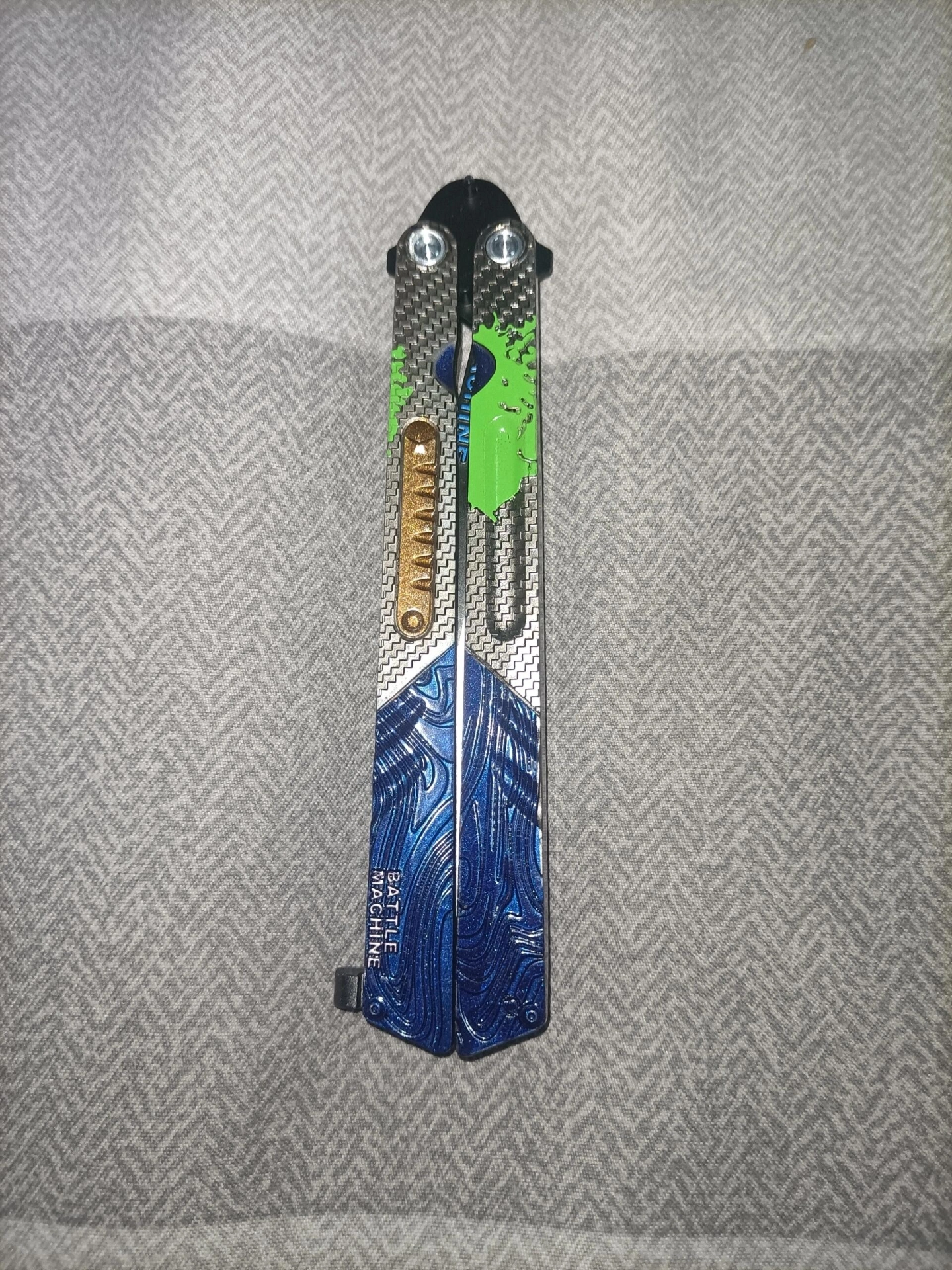 挖到宝！暗区突围同款潮酷小刀⚔️