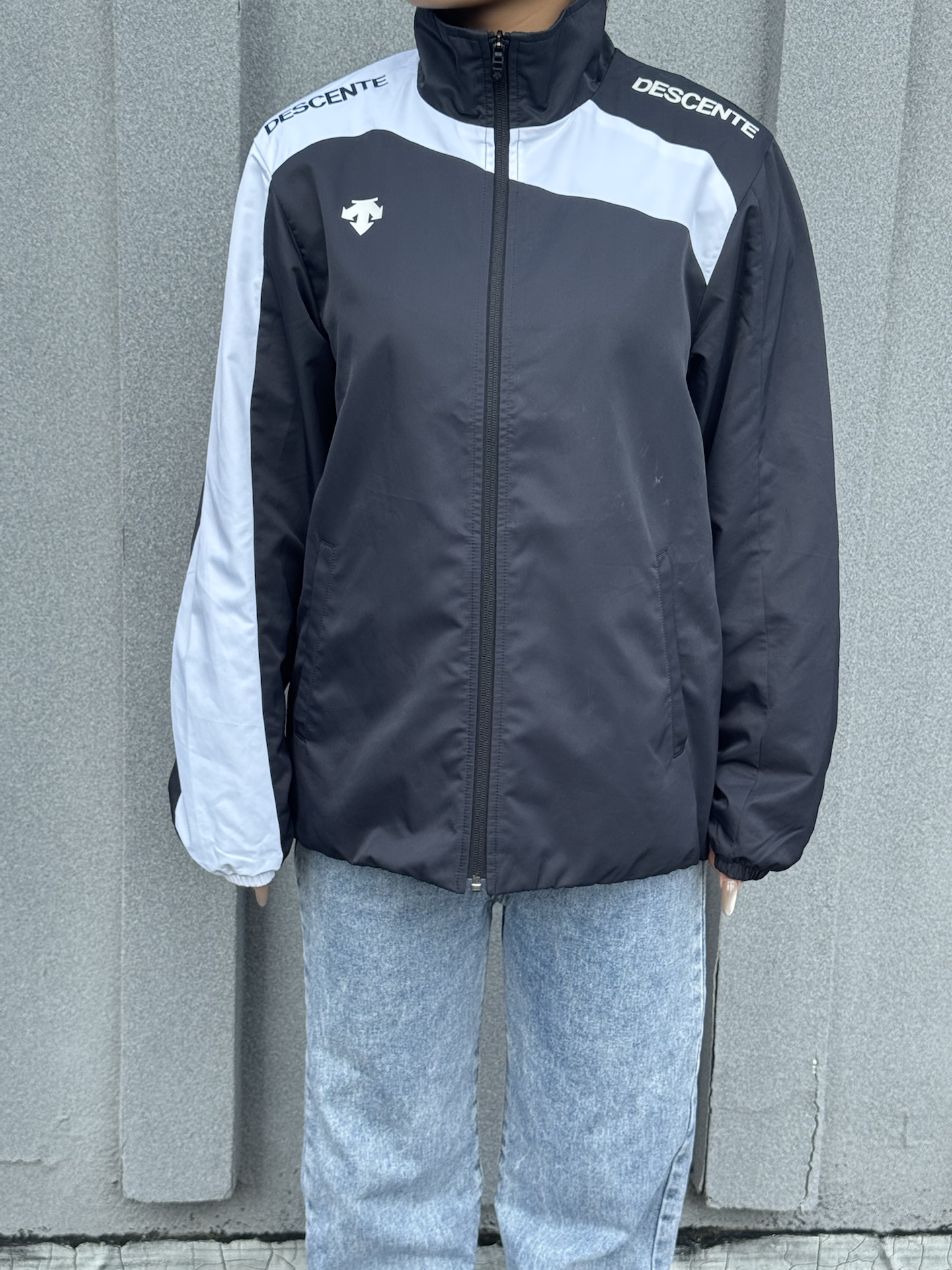 运动风穿搭必备的拼色立领夹克