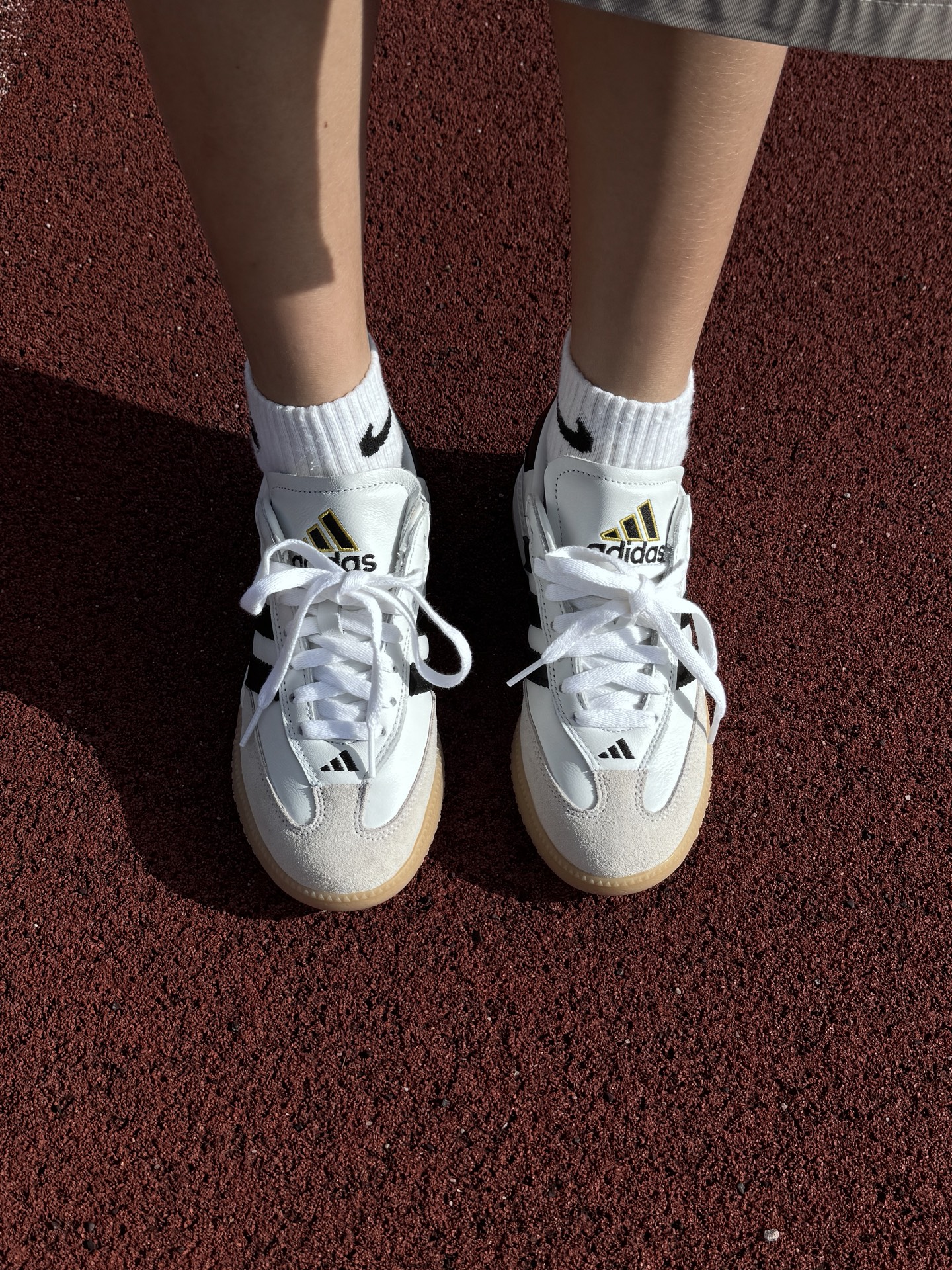 复古风女孩的百搭小白鞋👟
