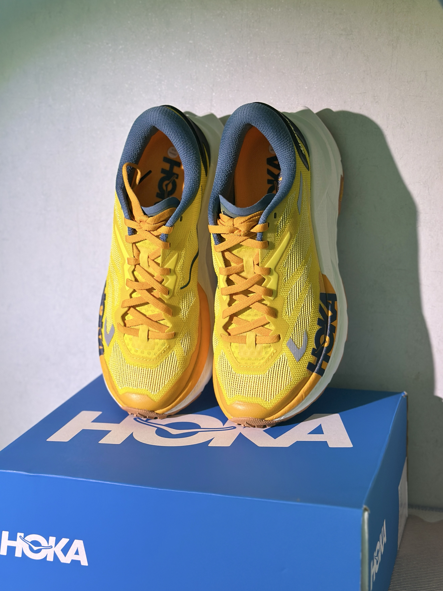 把阳光踩在脚下！HOKA黄跑鞋分享