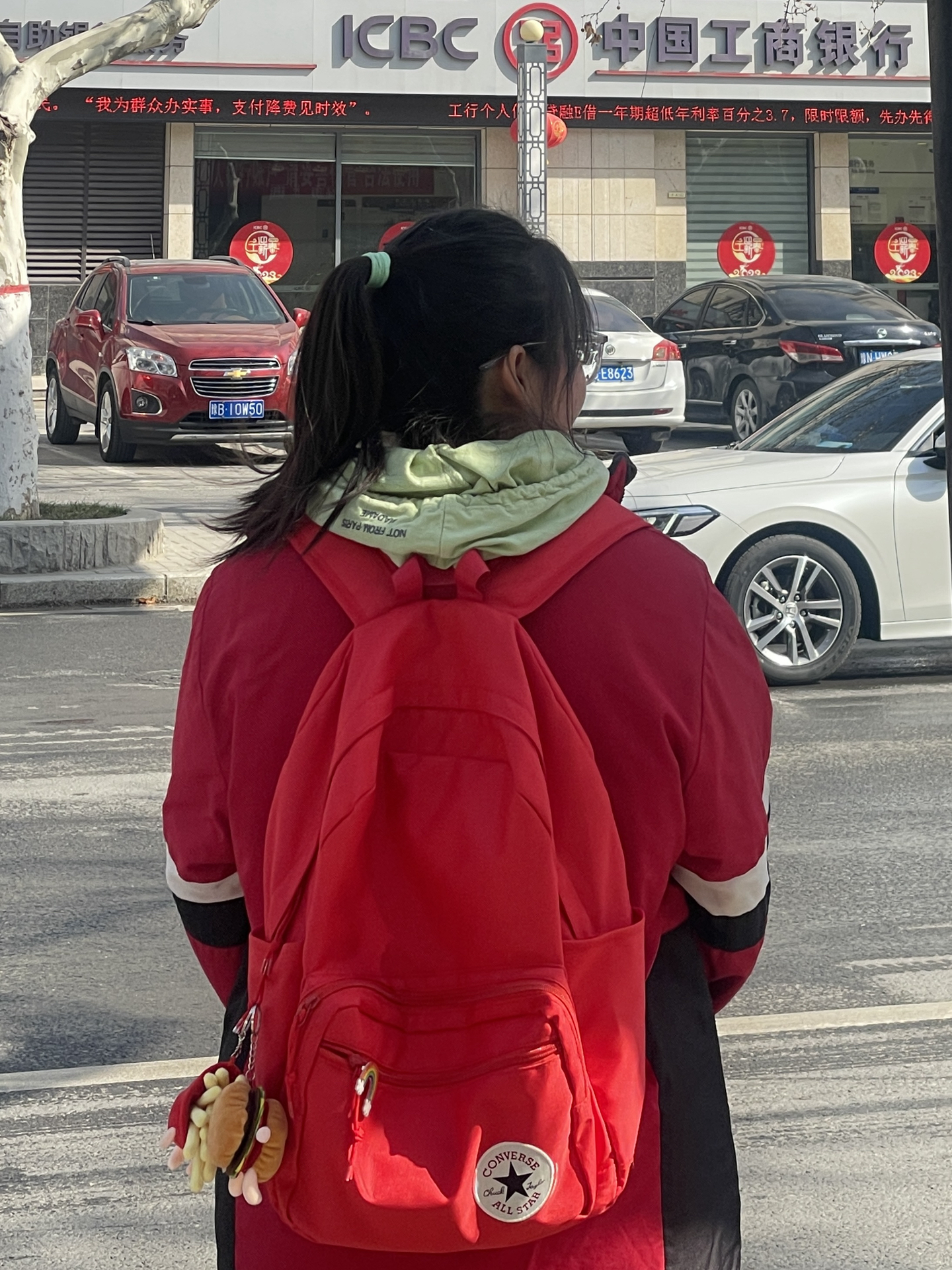 红色书包超亮眼😍
