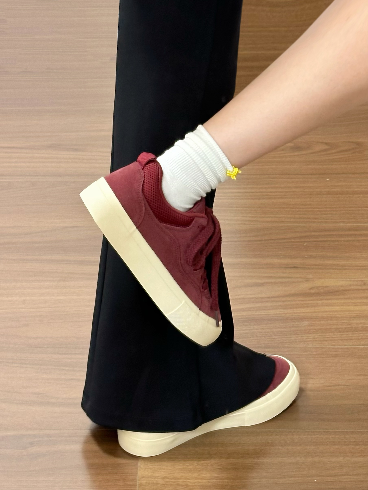 酷夏拒绝黑白灰！这双板鞋很哇塞👟