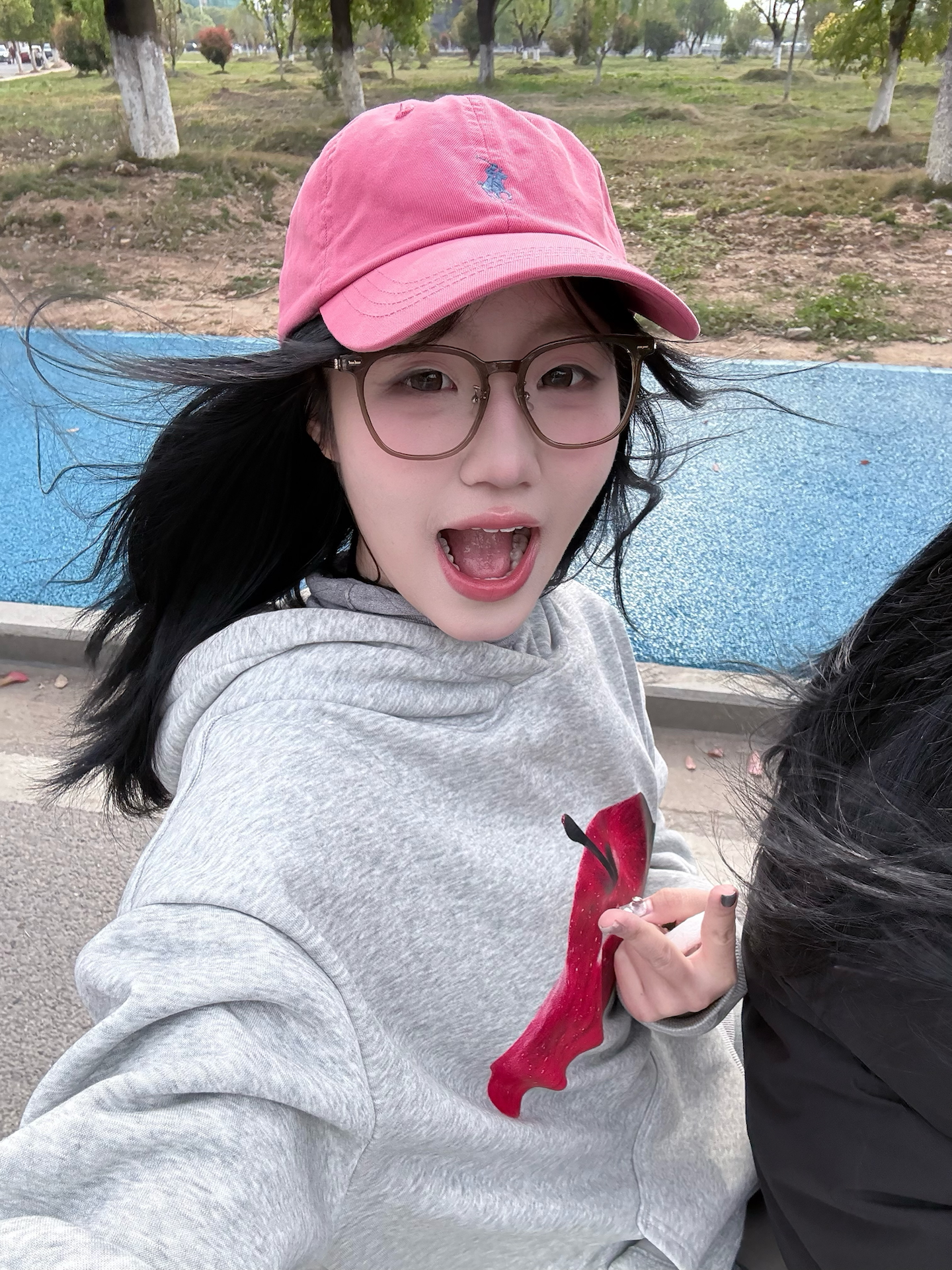周雨彤同款！粉帽子把春天戴头上🌸