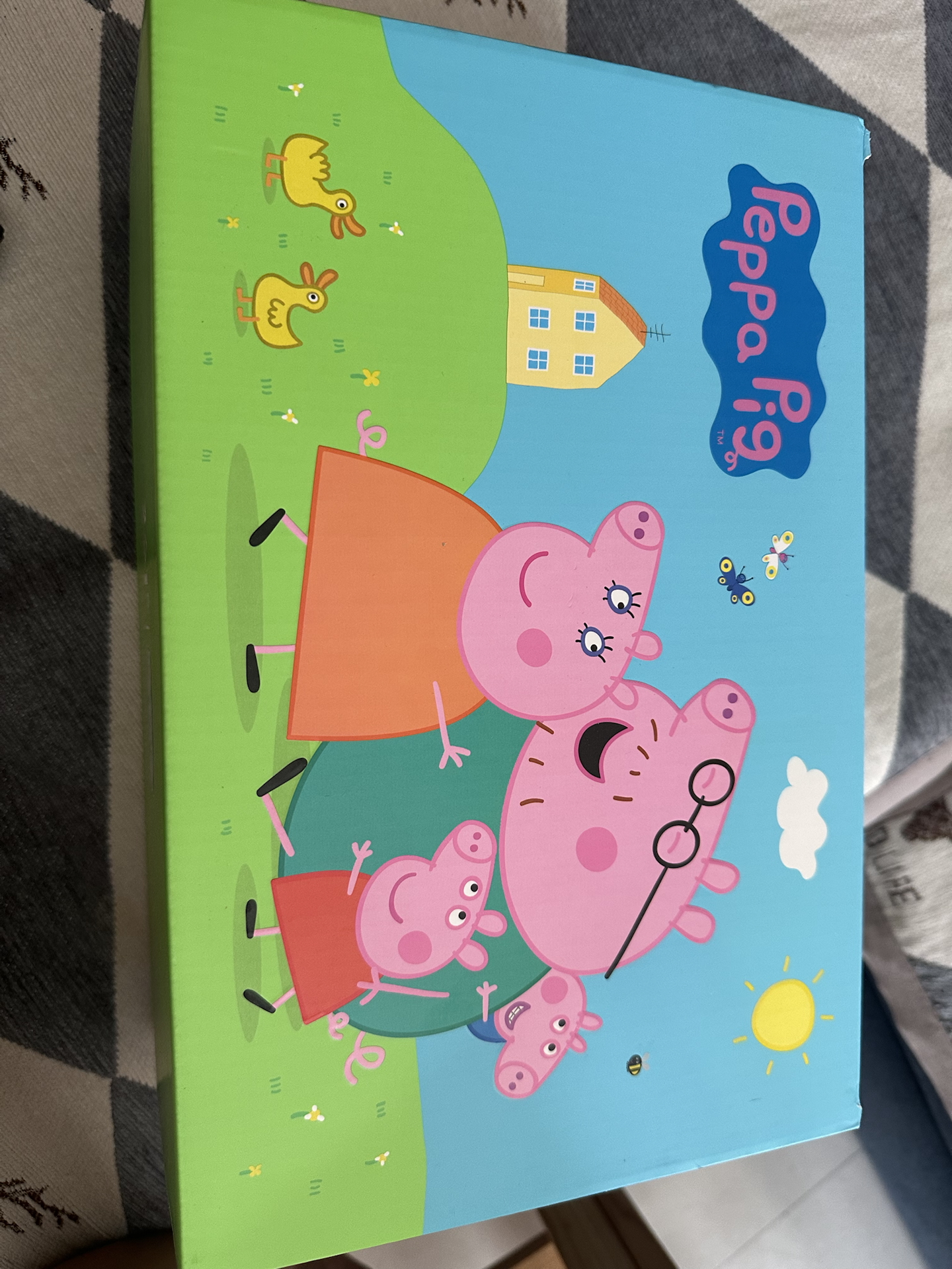 娃看到鞋盒就走不动道啦🐷