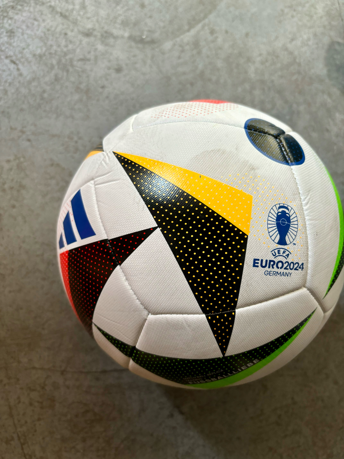 踢球爱好者看过来！挖到个好足球⚽