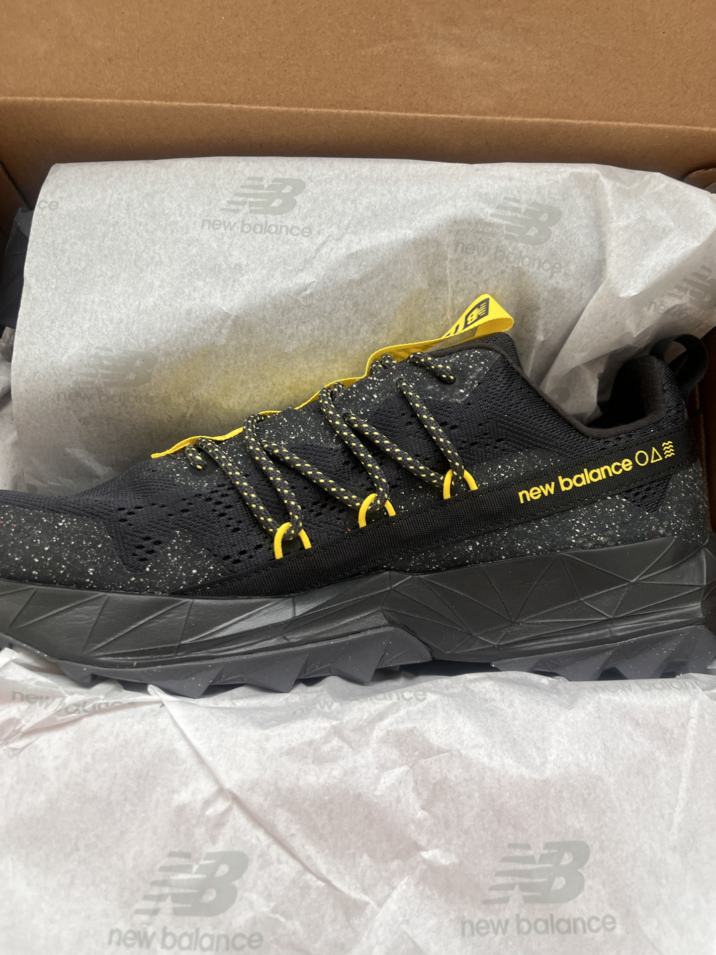 黑黄撞色太绝！这双跑鞋踏青超吸睛👟