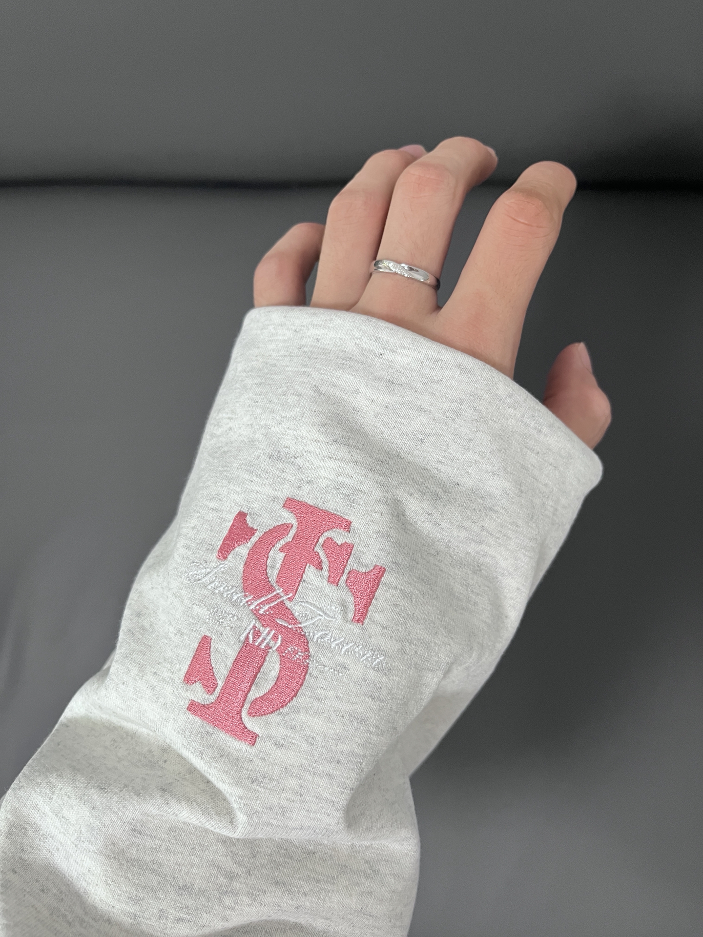 谁懂啊！这件长袖T恤好看到想焊身上👕