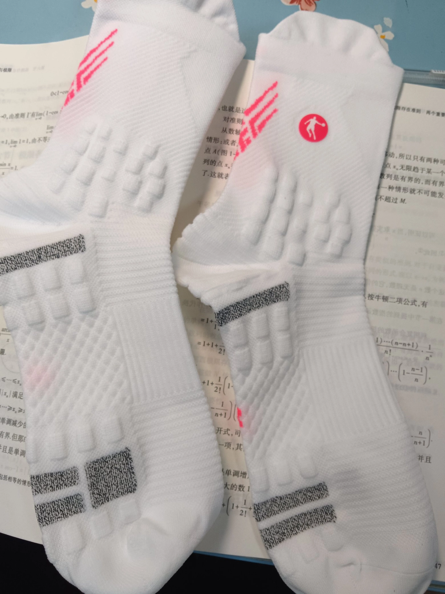 粉白运动袜，跑步搭子get✔️