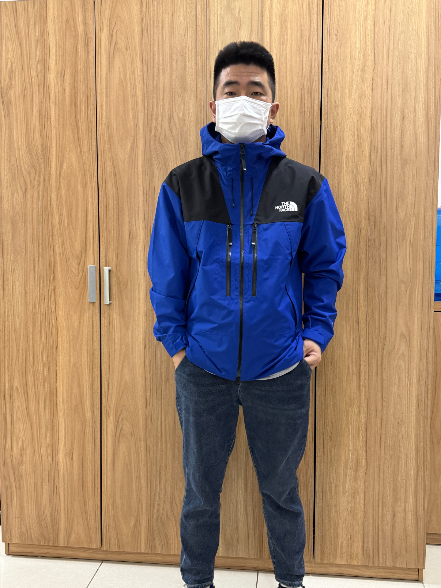 蓝色冲锋衣，户外穿搭新宠🎽