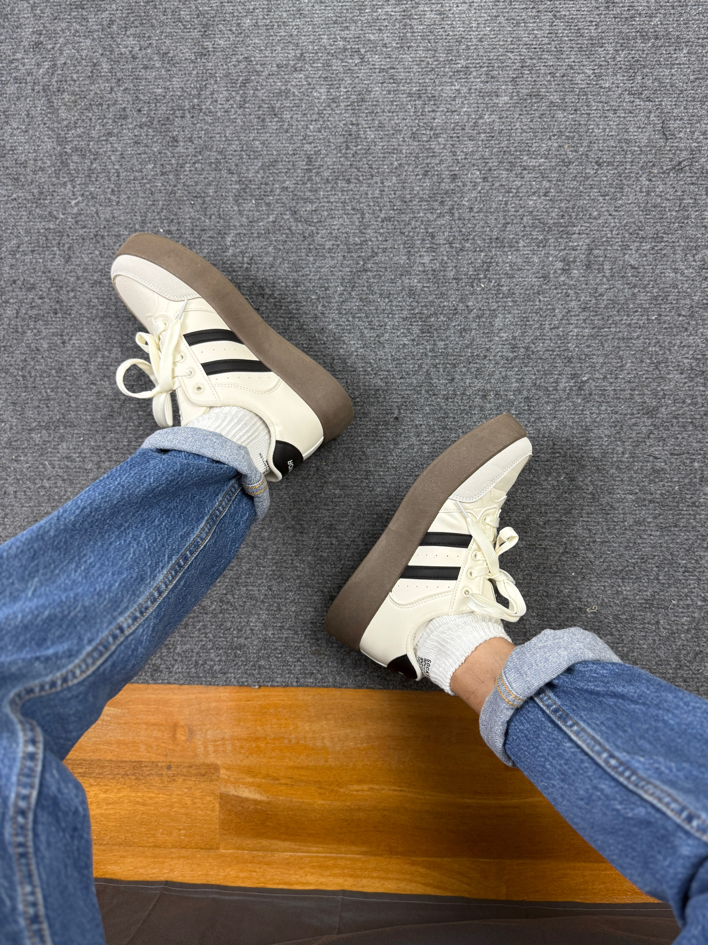 一双很适合秋天出行的小白鞋👟