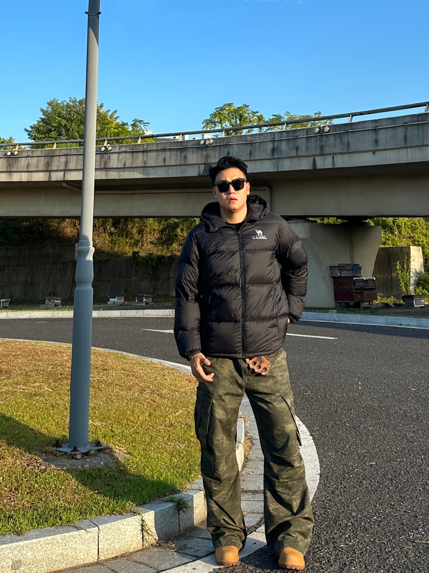 男生穿骆驼黑钻羽绒服搭迷彩裤咋样？