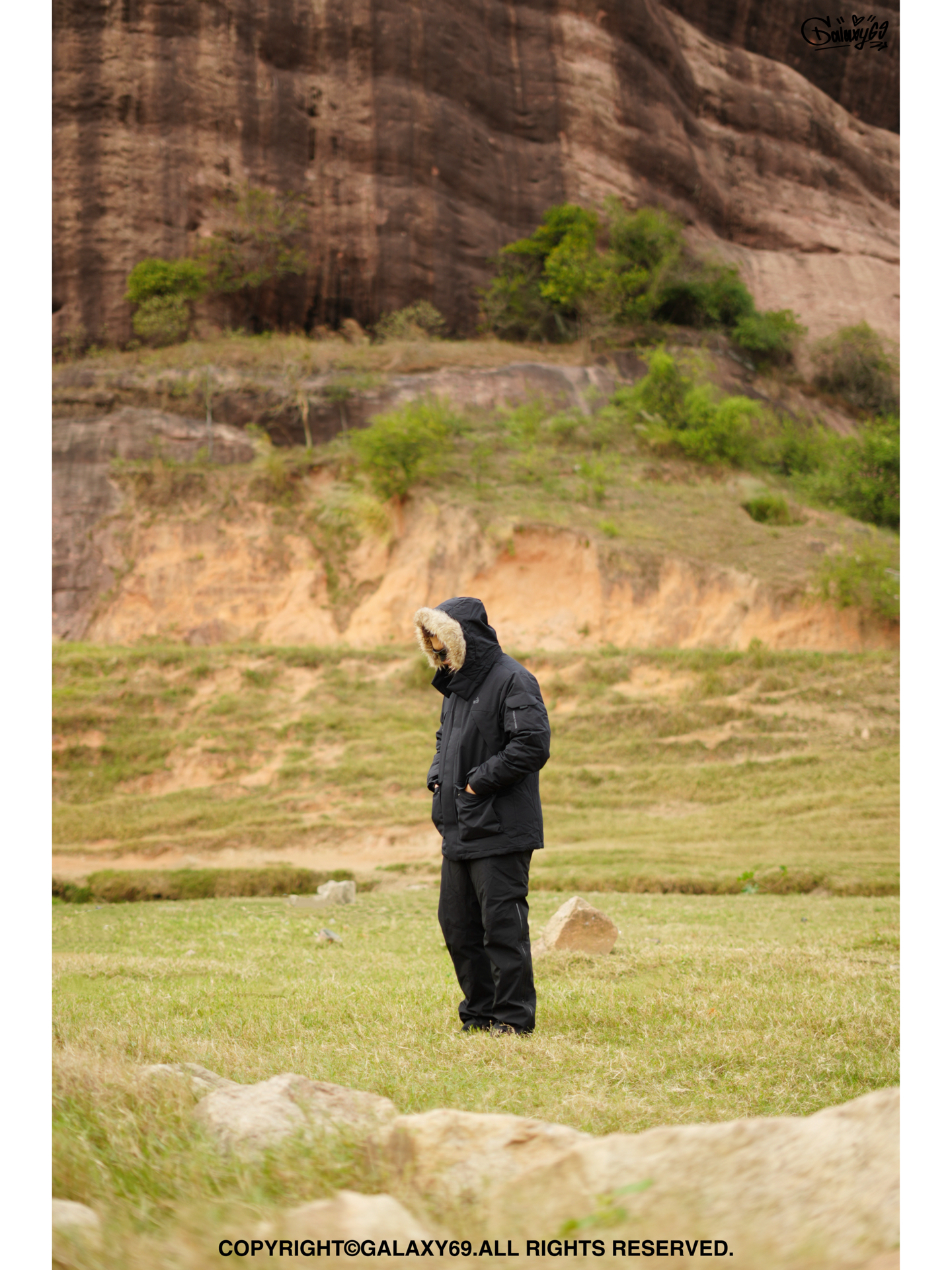 裹紧衣领向山而行，在枯黄草浪里做自由的风