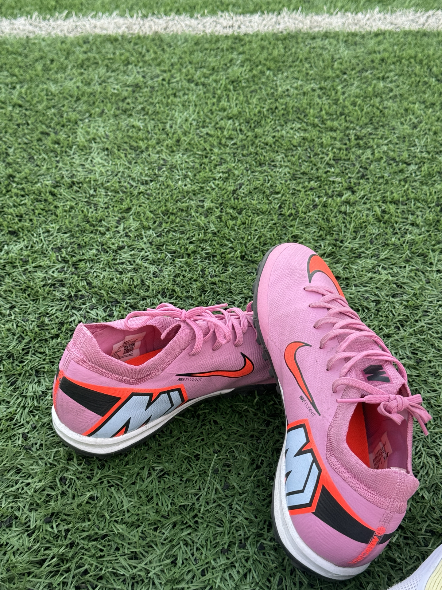 粉色足球鞋，踢球训练都好穿⚽