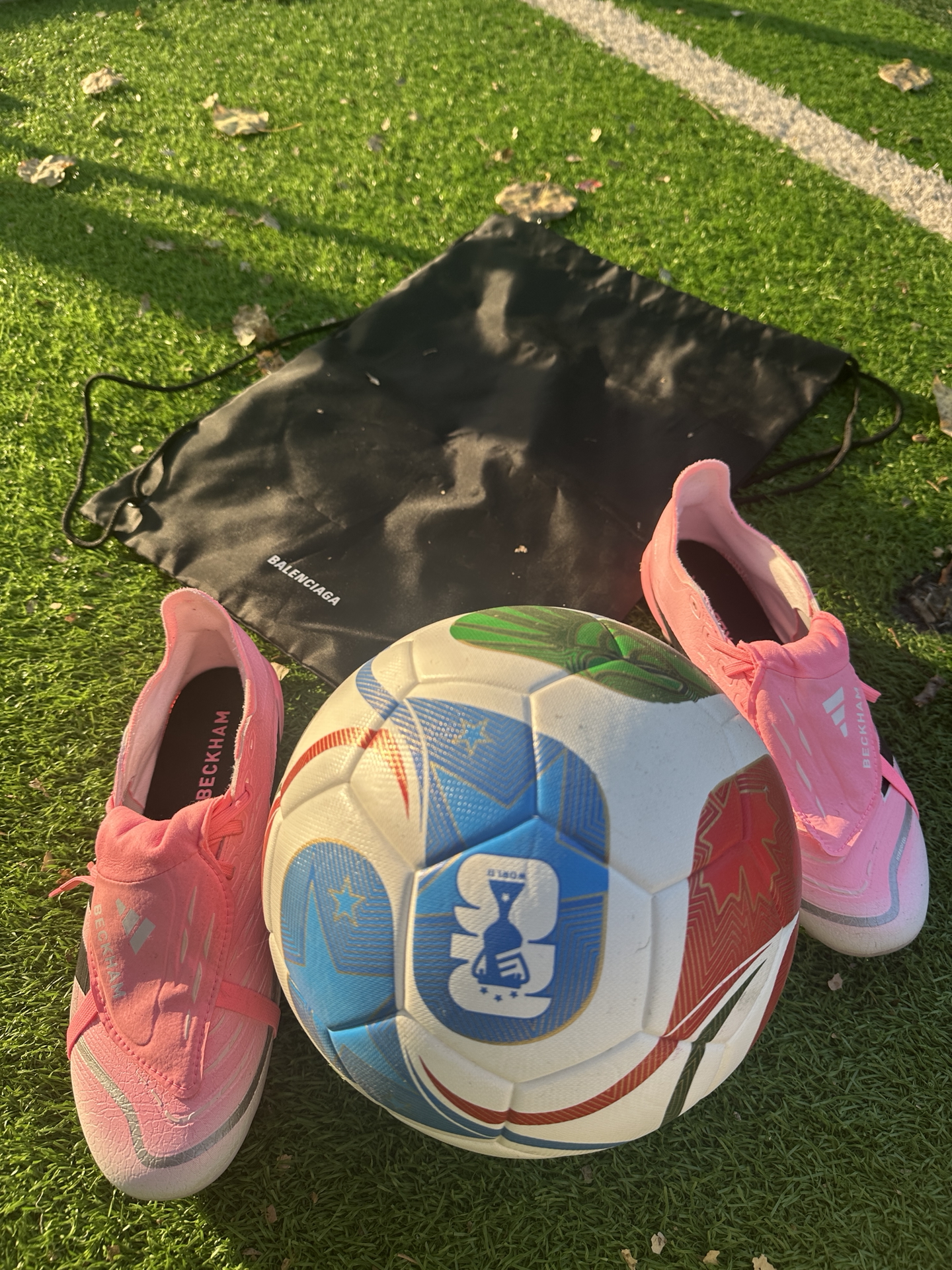 粉色⚽鞋，踢球穿搭都亮眼