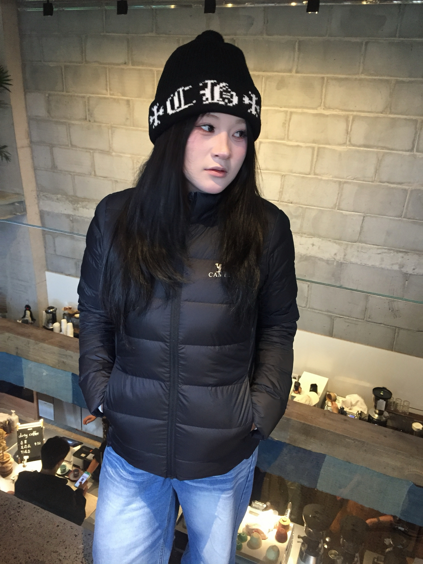 黑羽绒服+针织帽，潮酷过冬🧢