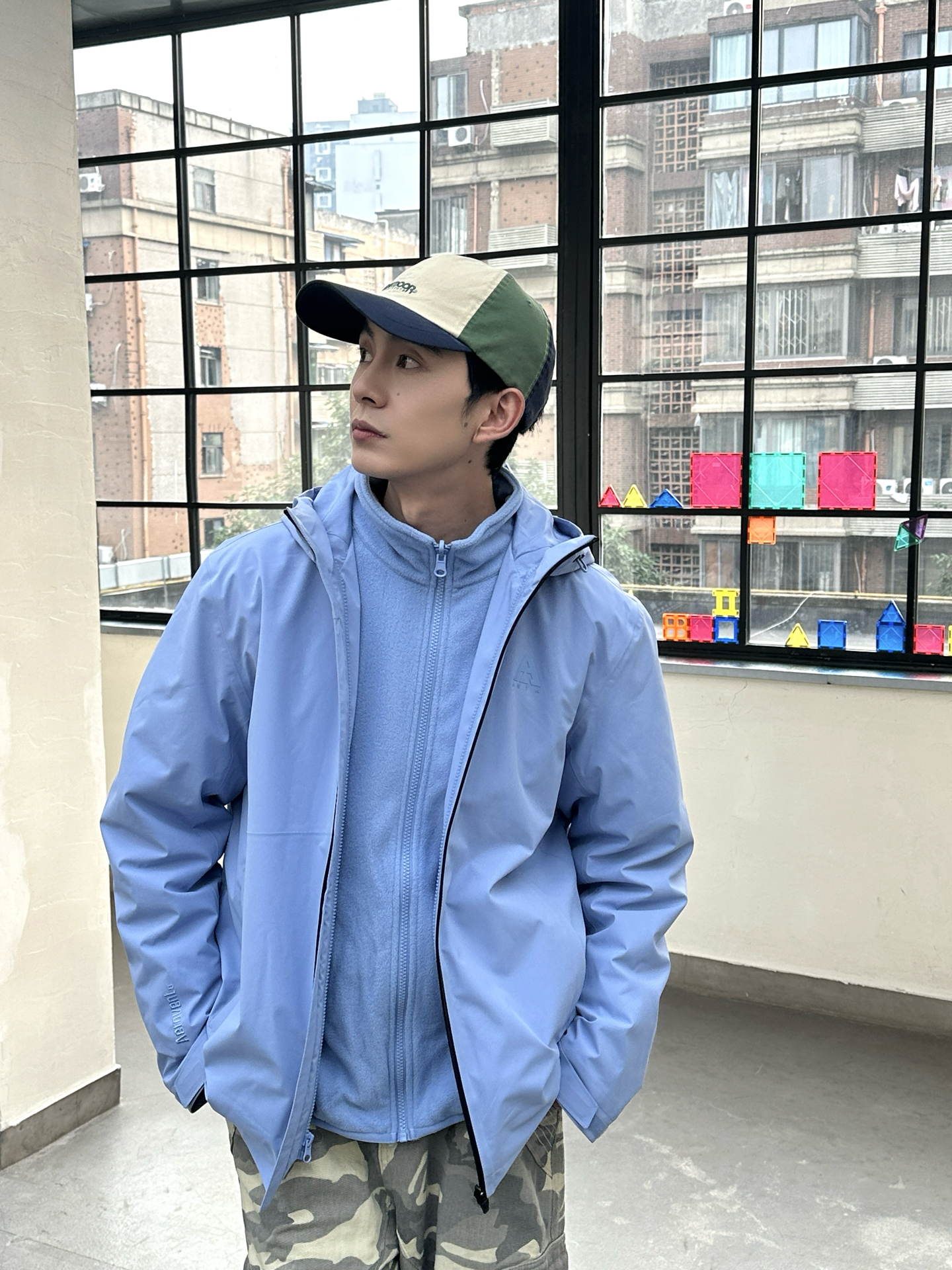 雾霾蓝冲锋衣，秋冬穿搭有救啦😎
