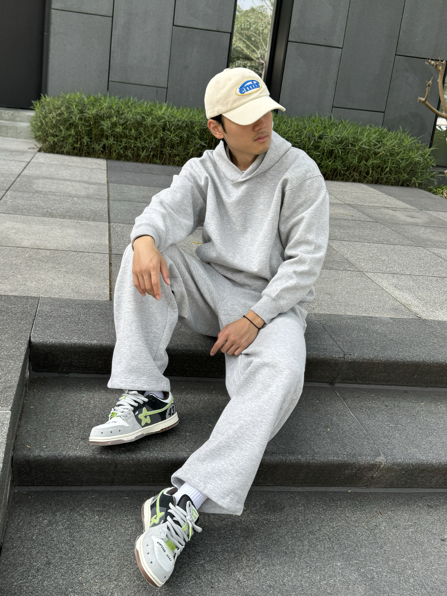 灰色系慵懒穿搭｜复古赛车鞋点亮整套💚