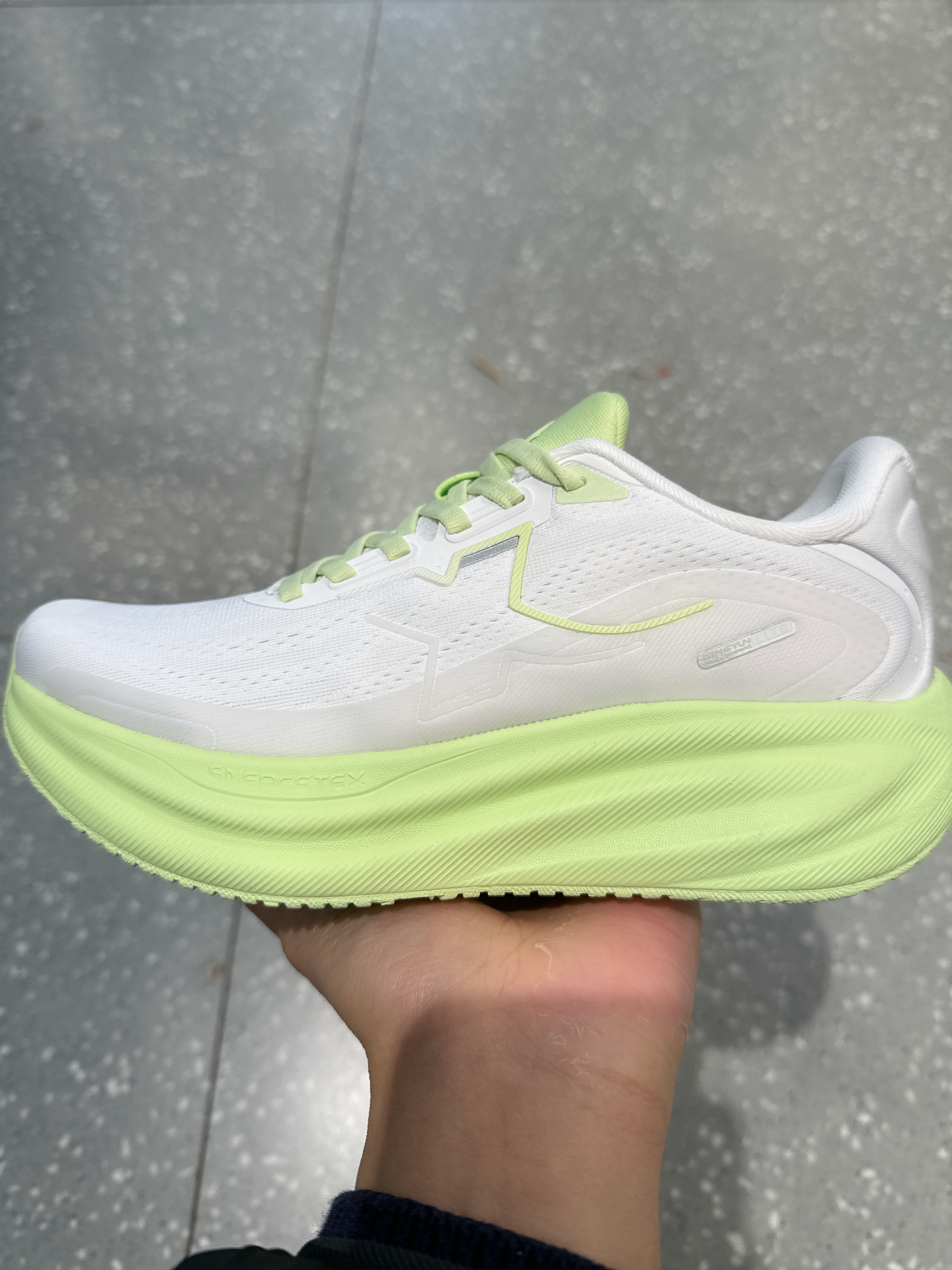 白绿撞色太绝！这鞋好穿到想焊脚