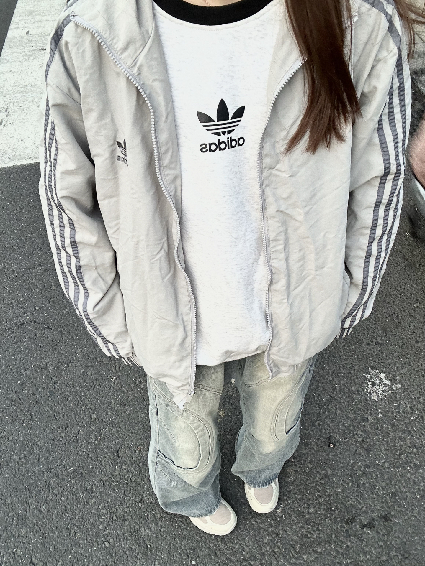 浅灰外套把松弛感焊身上啦