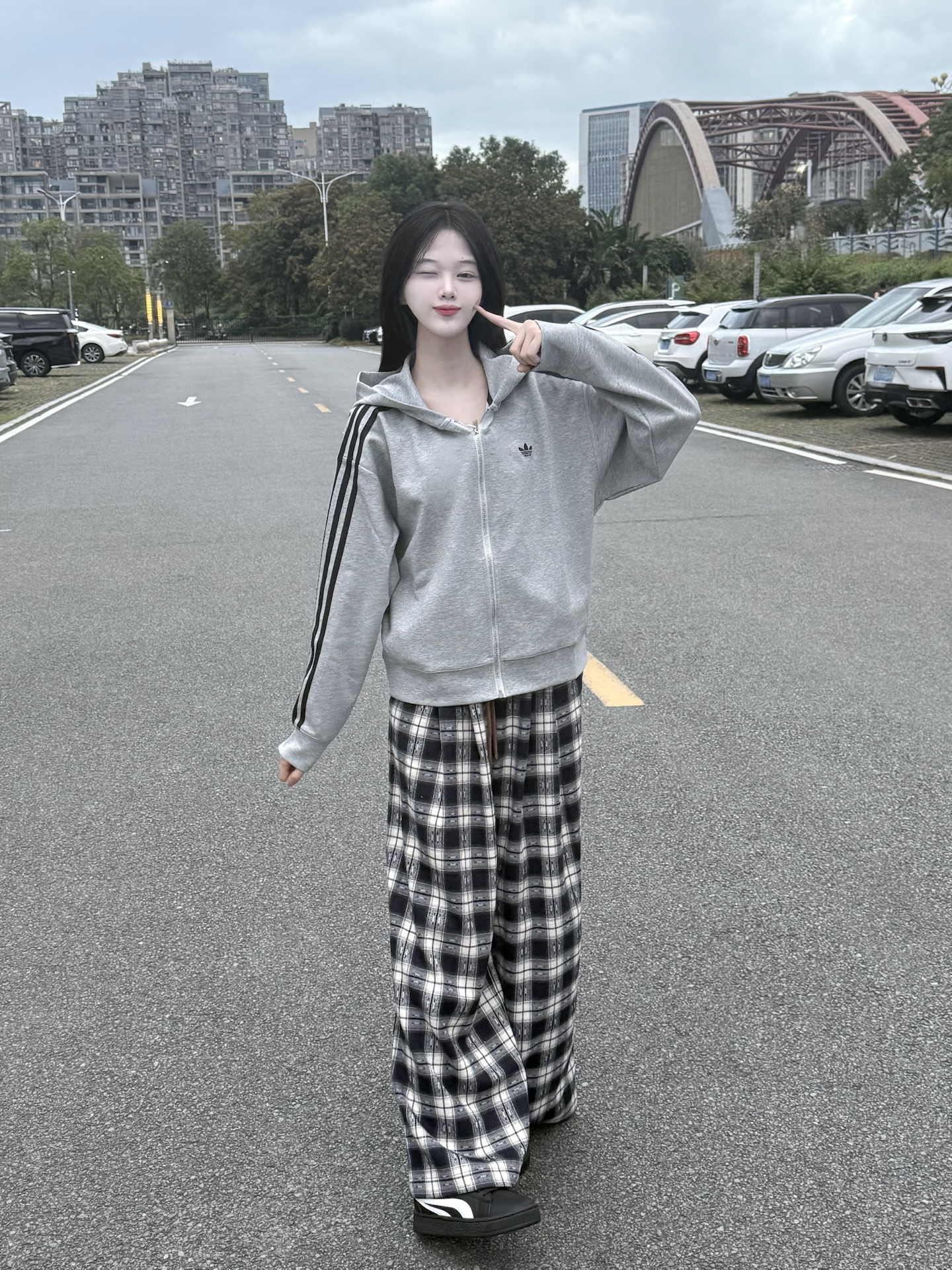“灰色连帽外套+板鞋，秋冬氛围感拿捏🤳”
