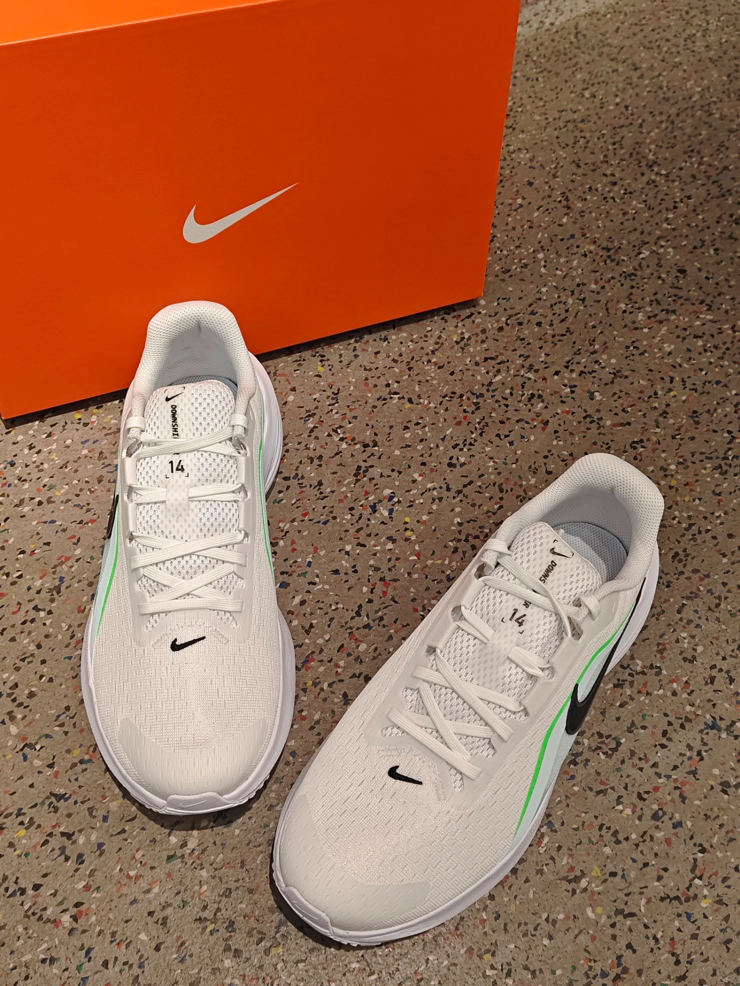 白绿撞色跑鞋！春夏穿好舒服👟