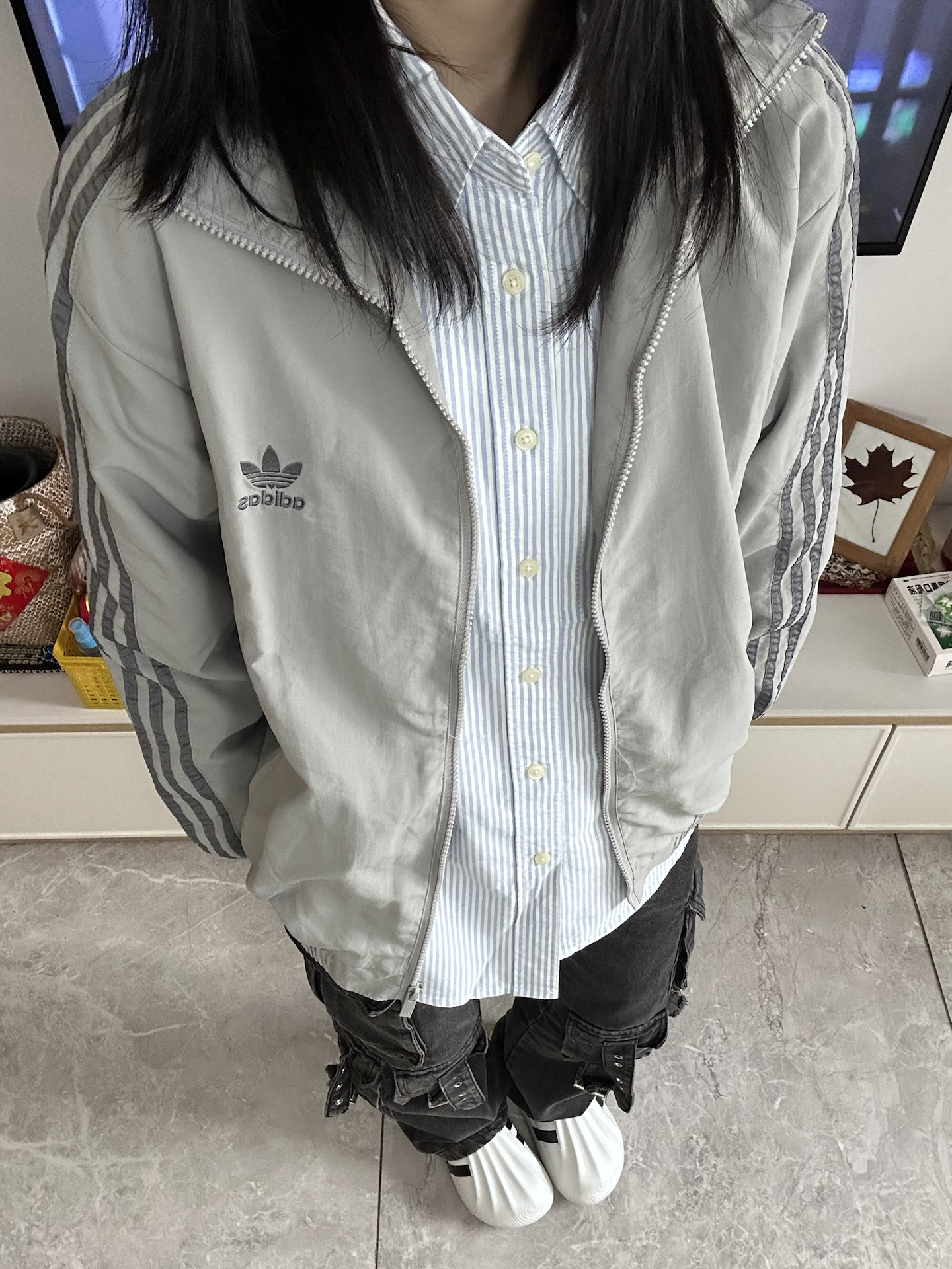 浅灰外套+条纹衬衫，慵懒感拿捏🤌