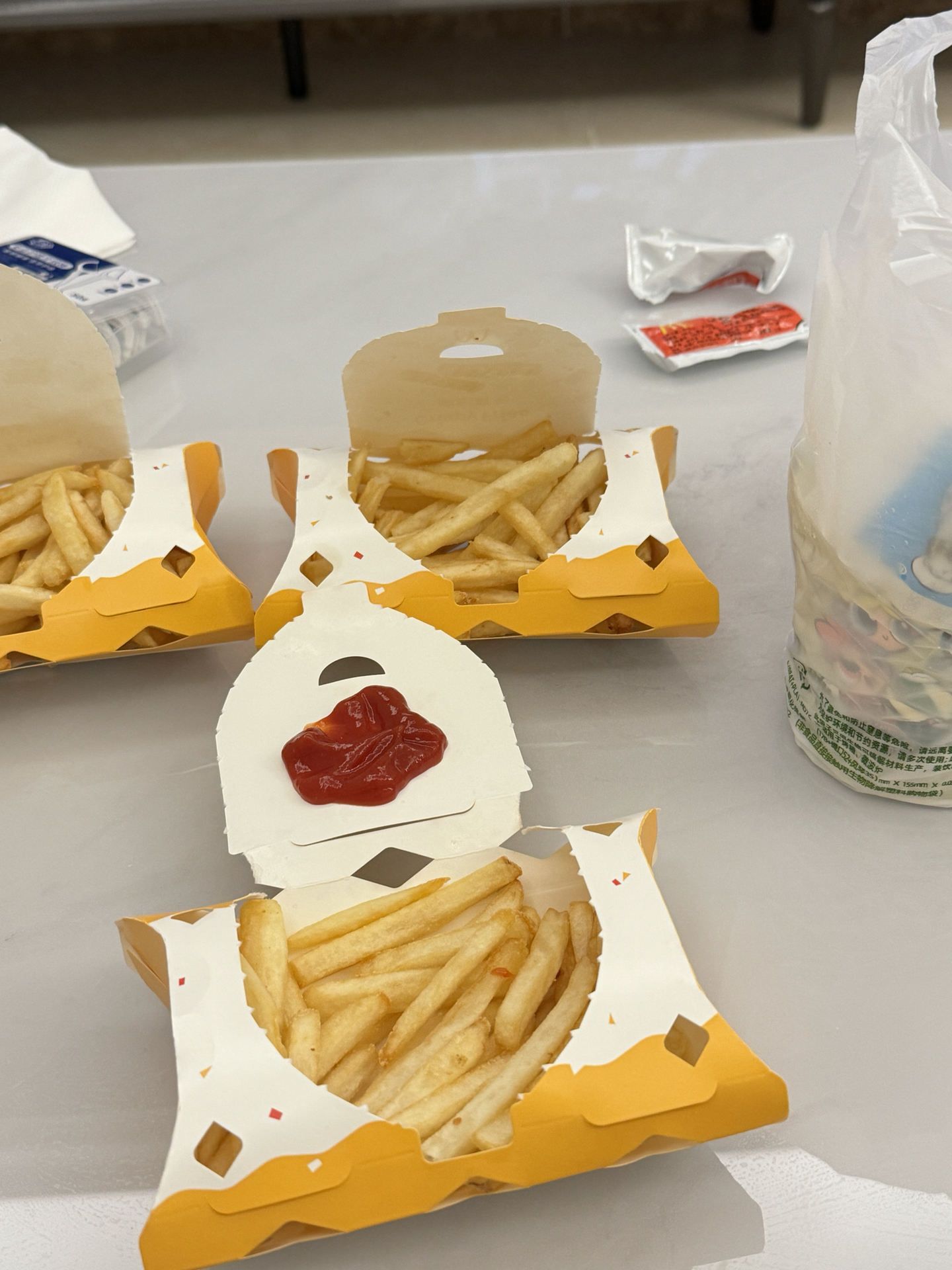 打工人的快乐补给站！金黄薯条配酱超满足🍟