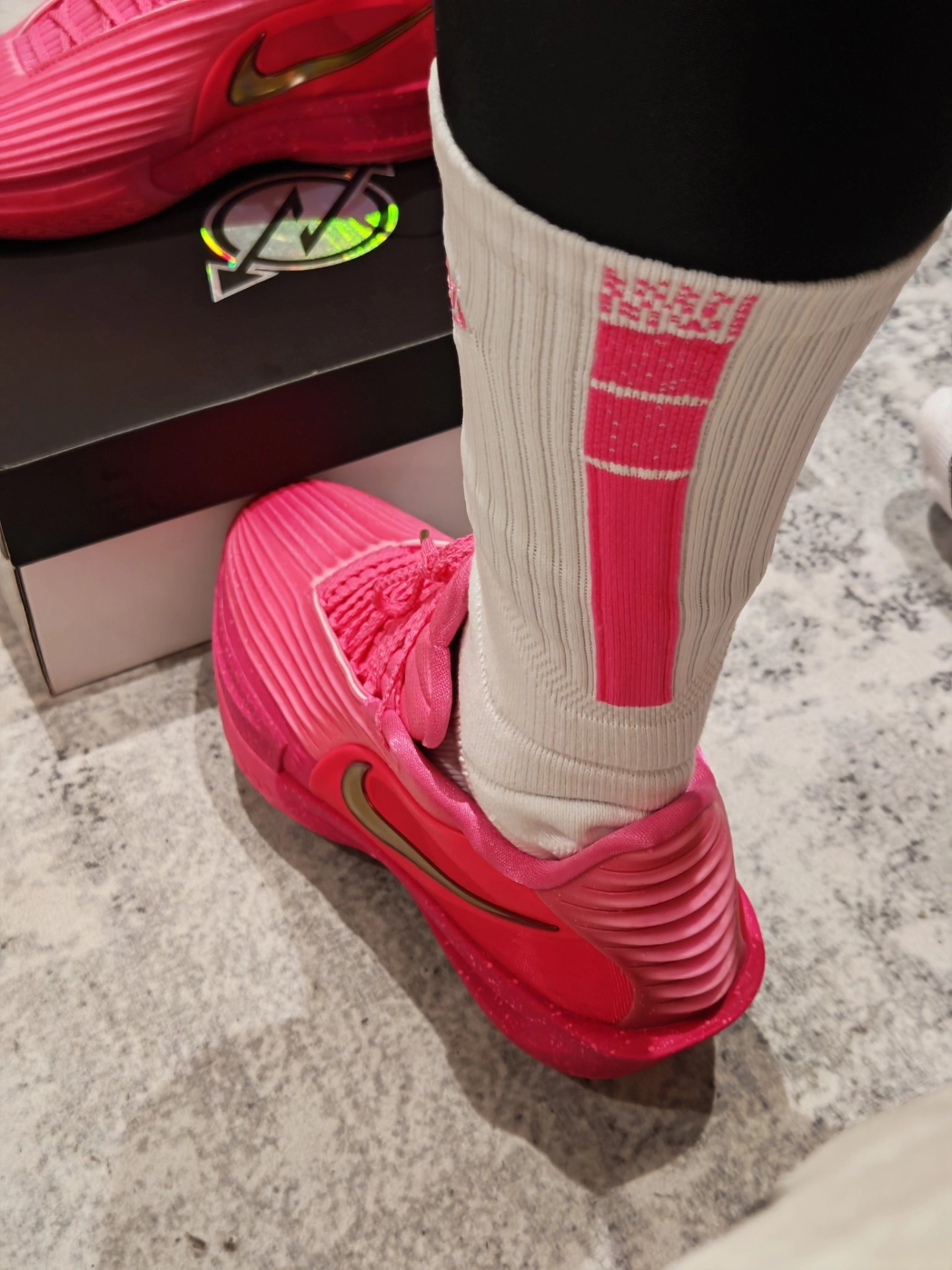 把“粉色叛逆”穿在脚上，球场回头率💯