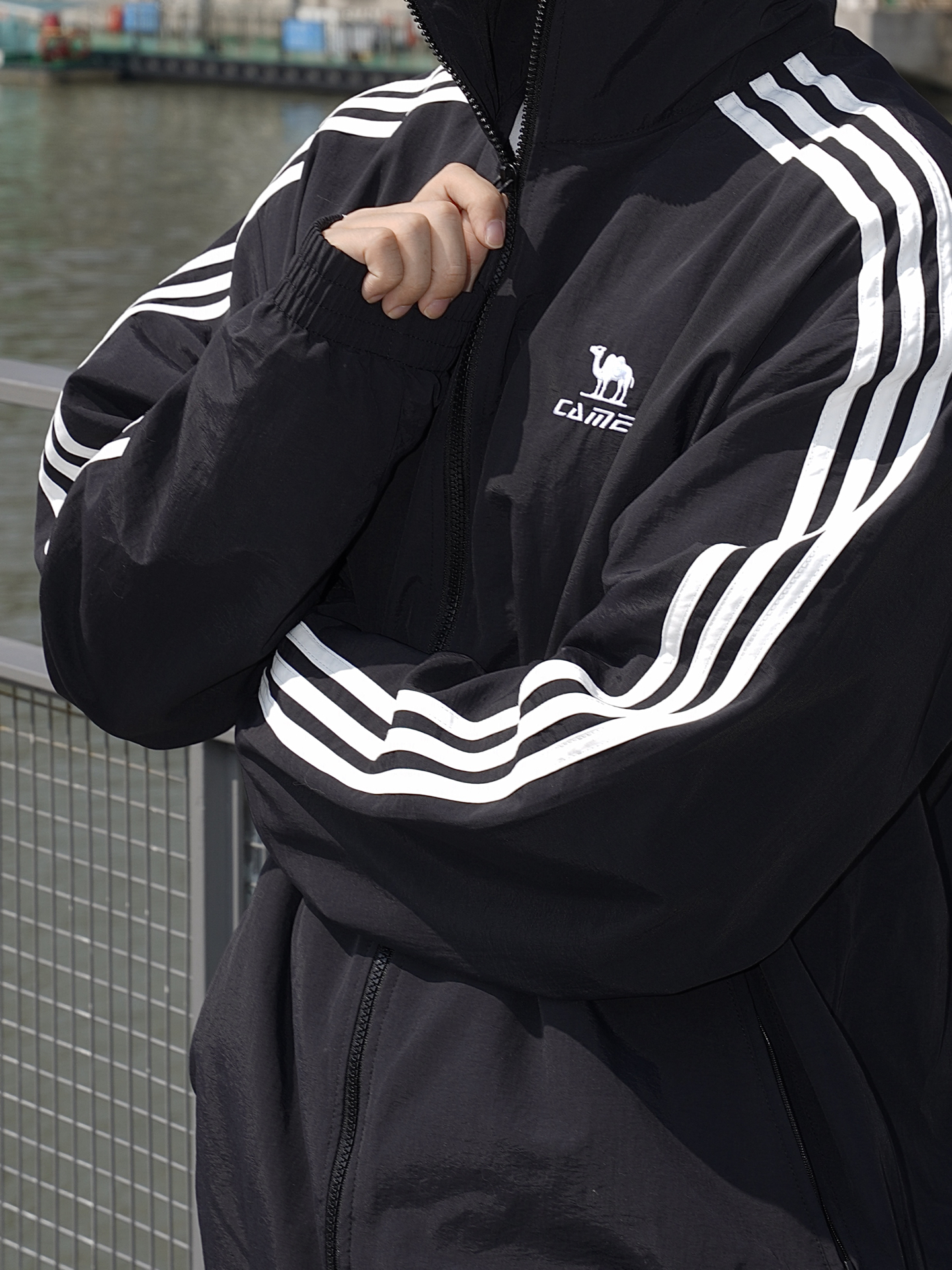 春日河畔漫步穿搭 舒适有型还能应对小风雨