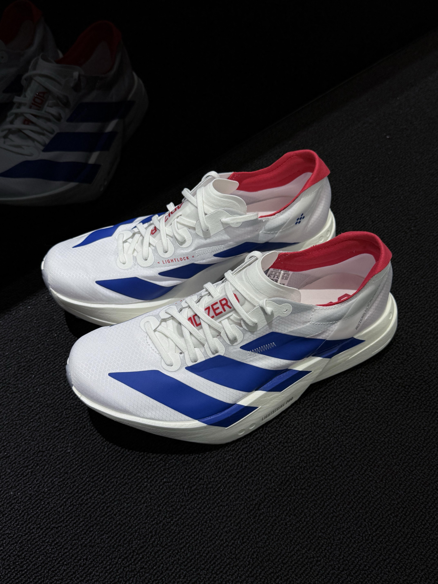 Adizero家族新色！谁能拒绝这双白蓝红撞色的 Adizero 跑鞋啊！