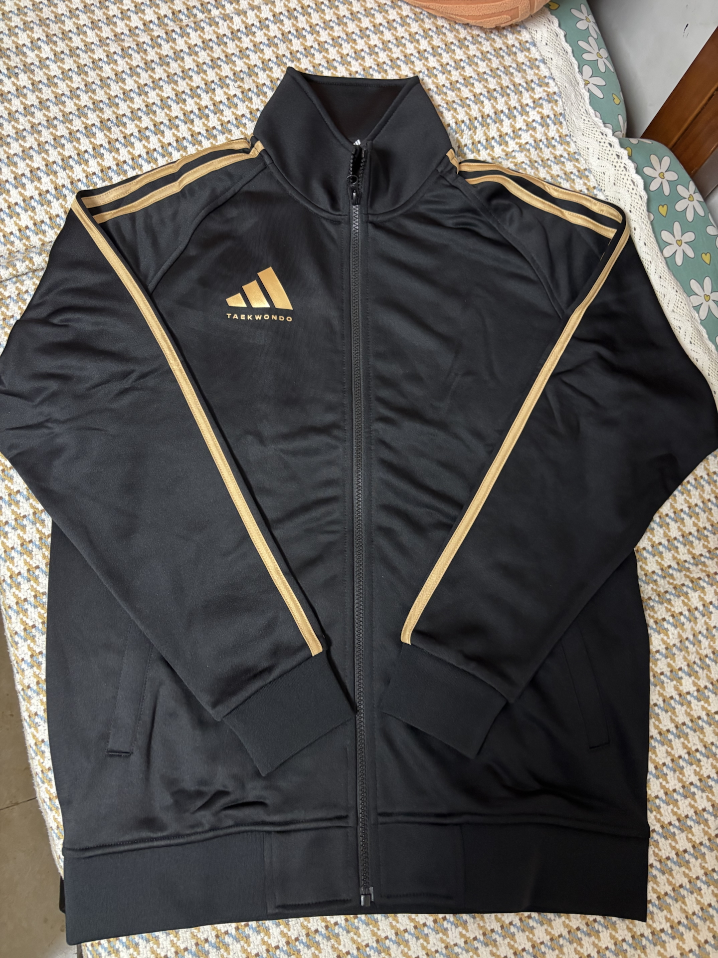 阿迪达斯的衣服款式非常时尚简约，面料手感