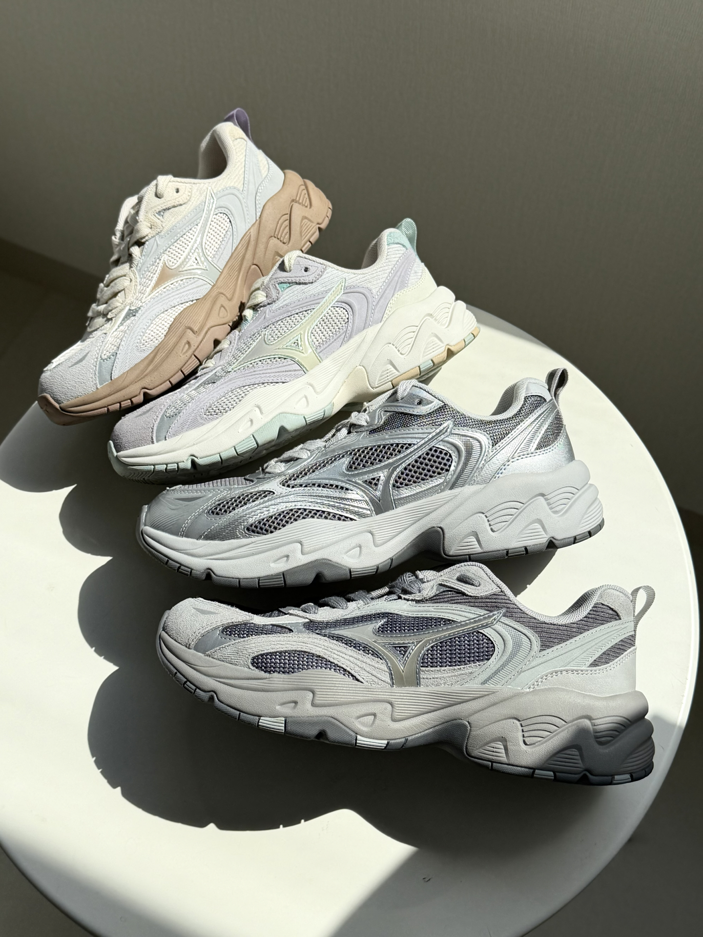 复古高级感vs清新自然风,TRAINER 2K V2你怎么选?
