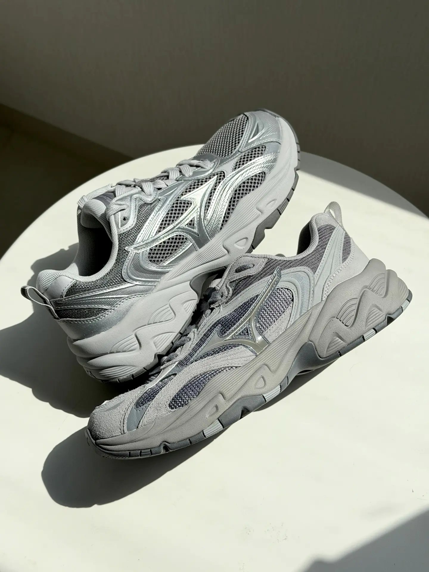 复古高级感vs清新自然风,TRAINER 2K V2你怎么选?