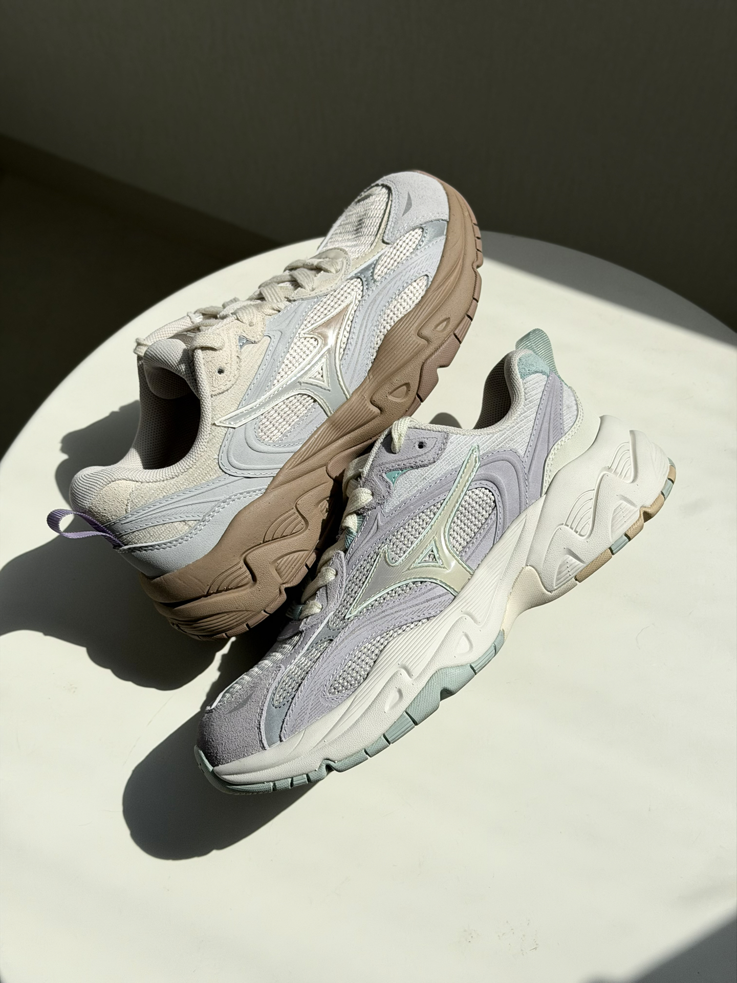 复古高级感vs清新自然风,TRAINER 2K V2你怎么选?