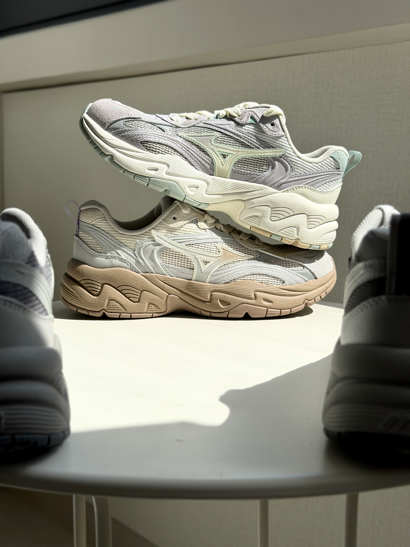 复古高级感vs清新自然风,TRAINER 2K V2你怎么选?