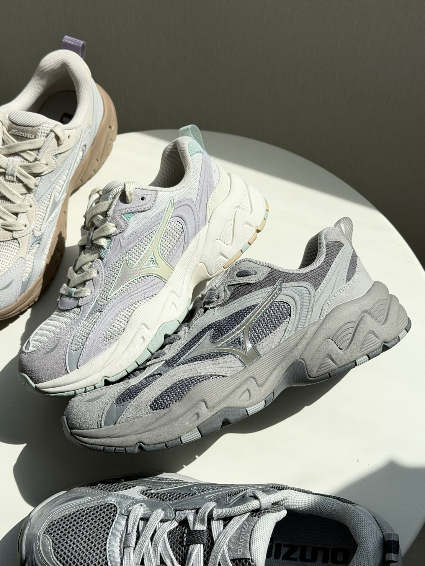 复古高级感vs清新自然风,TRAINER 2K V2你怎么选?