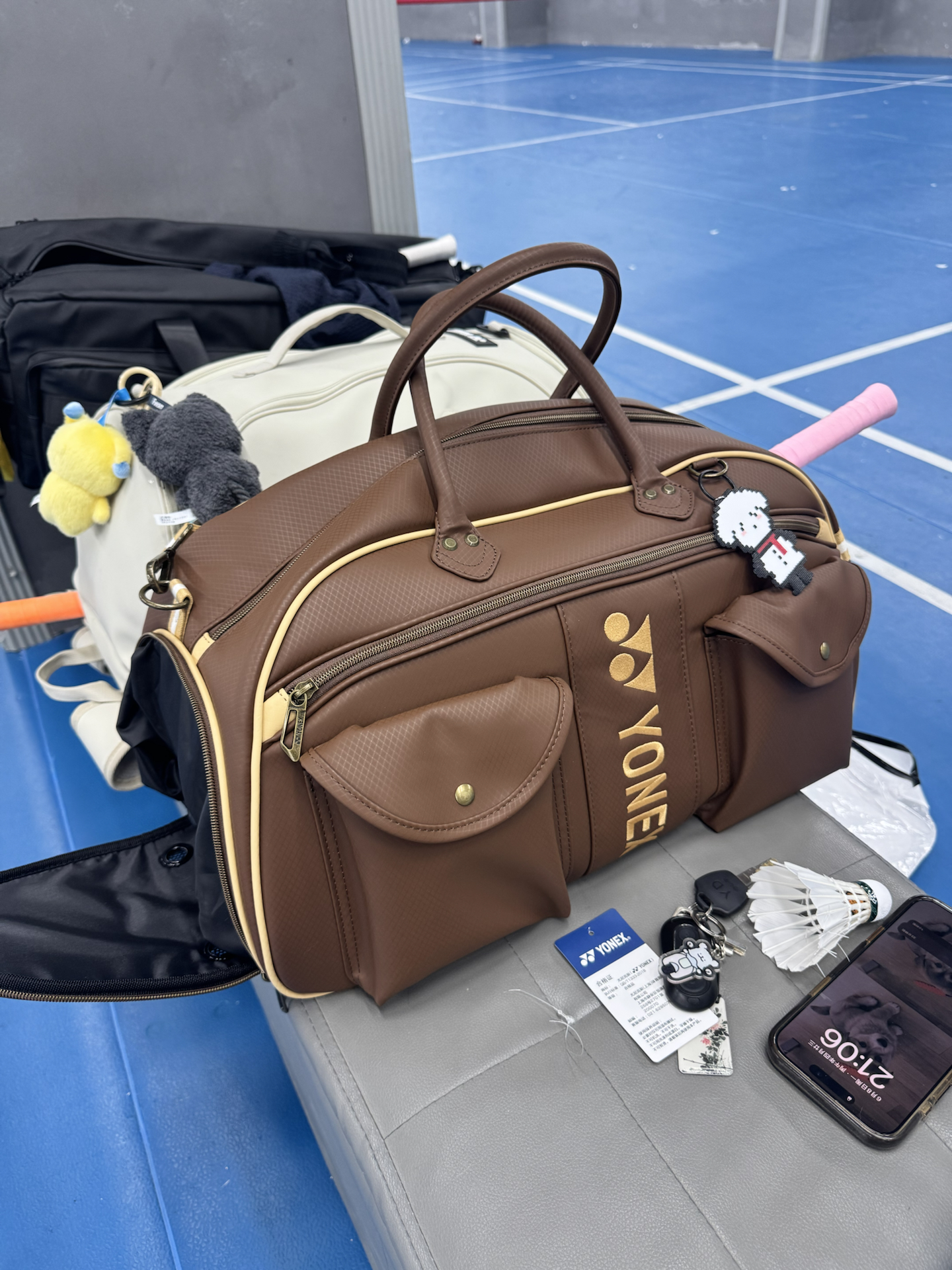 哈哈，这波属于是“跨项目”混搭了🏀➡️🏸，穿欧文一代曜日配色打羽毛球