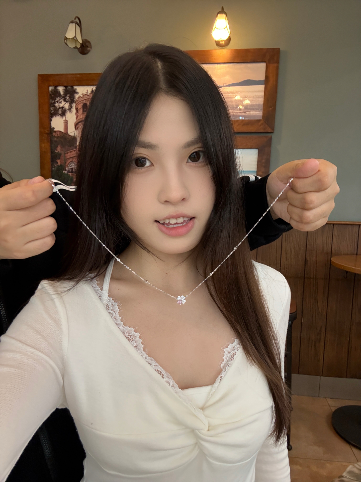 npy亲手戴上叶草项链🍀就是自带好运buff诶～