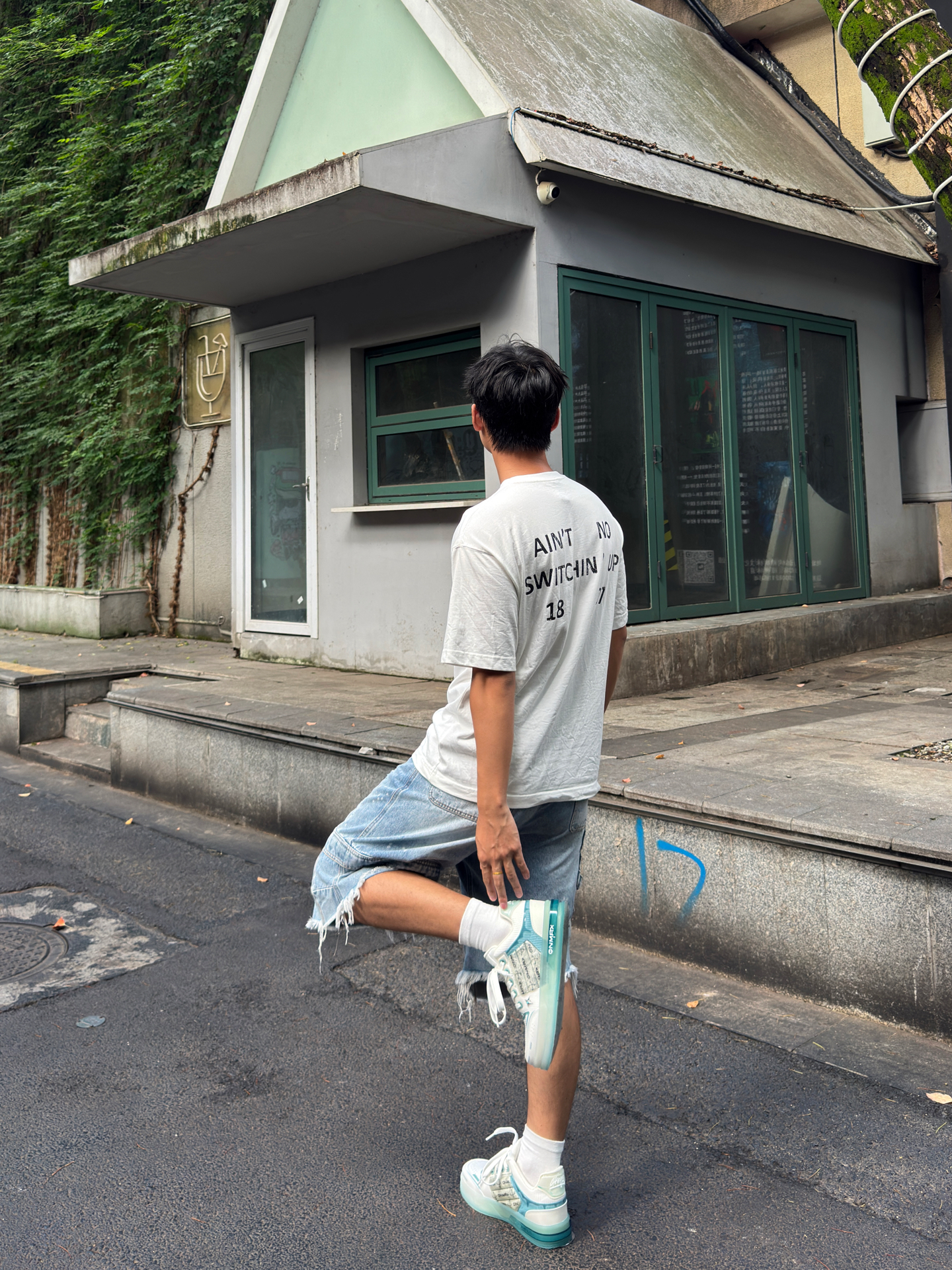 低饱和浅蓝配色适配夏天的简约造型