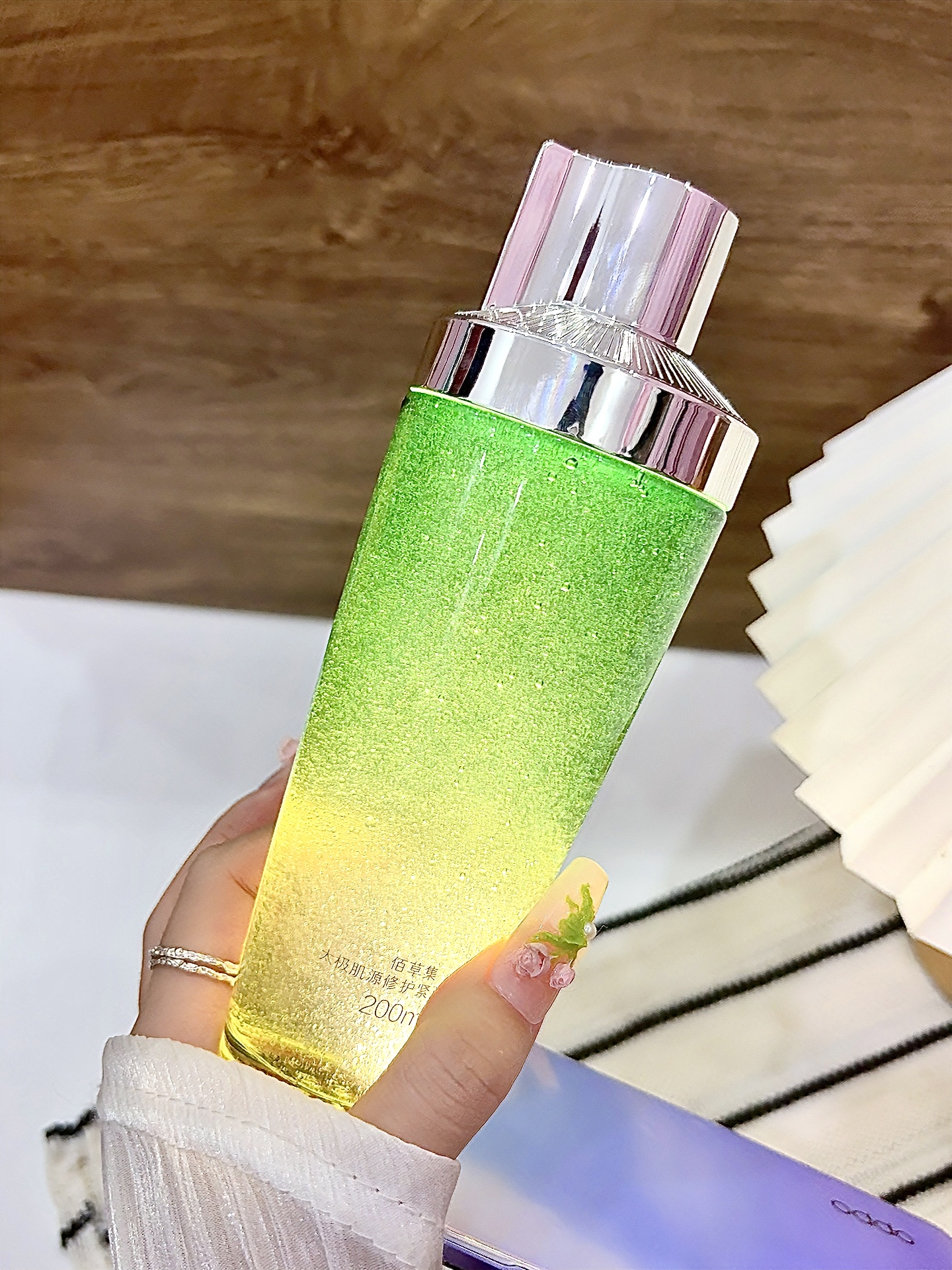 熬夜垮脸？这瓶水让我素颜回春！