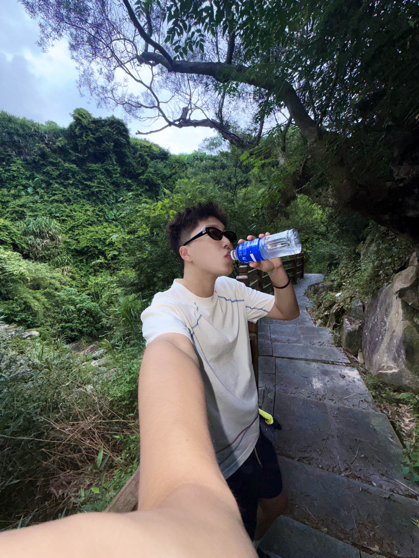 有人困在雨中🌧️，有人雨中赏雨😎