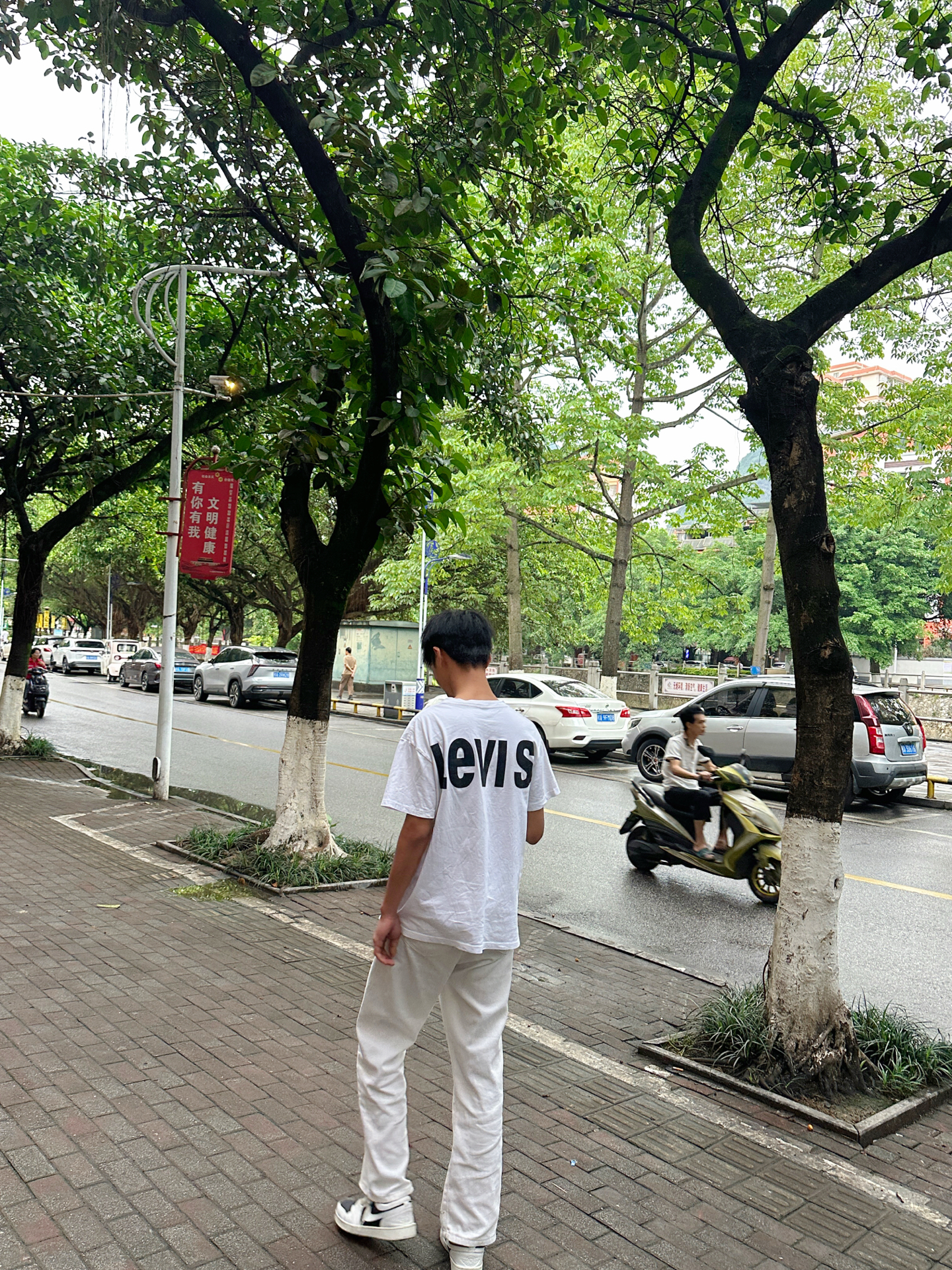 夏日懒人穿搭福音！这件白T我能穿一整夏👕