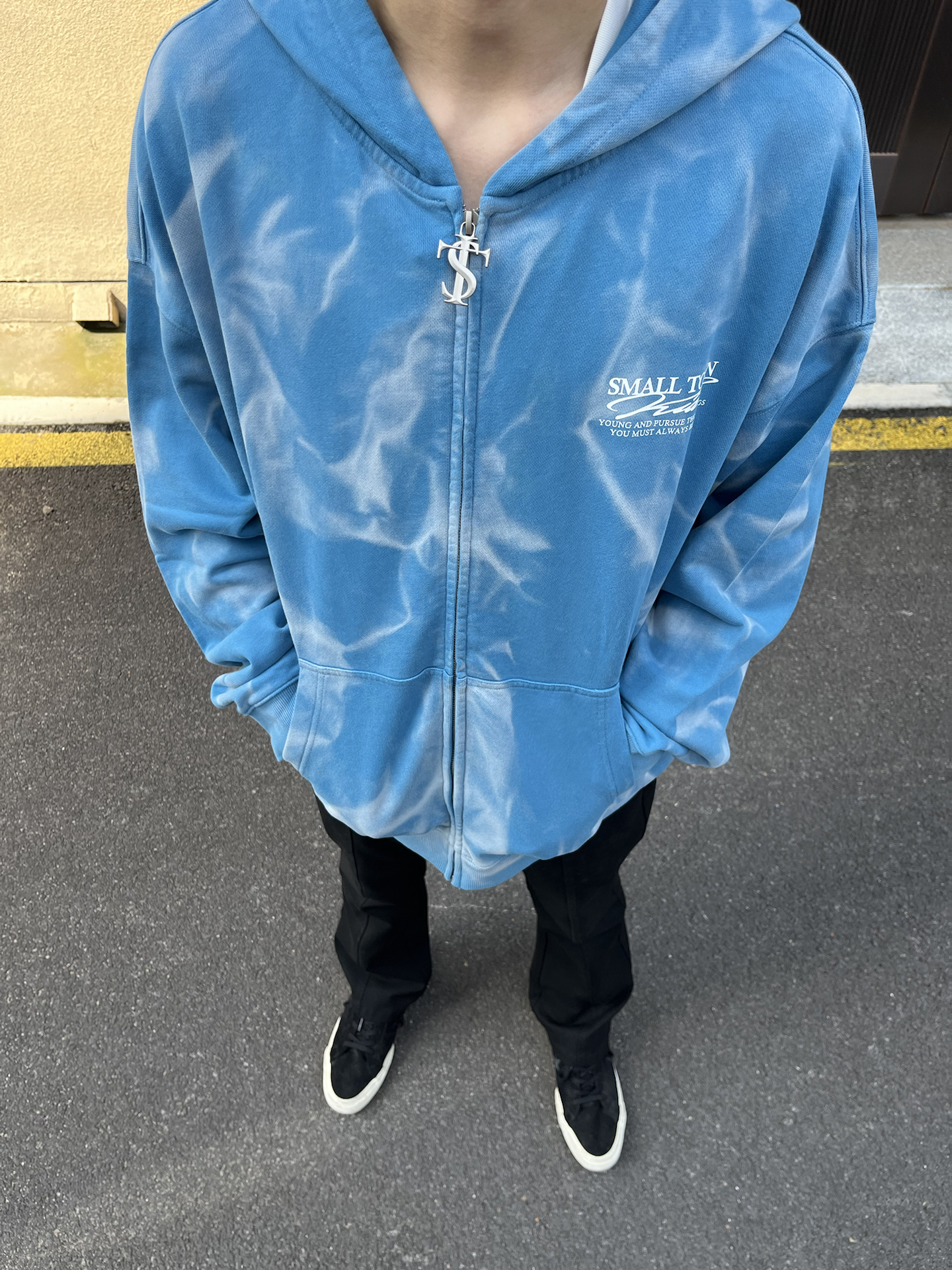 街头感蓝调连帽衫太吸睛