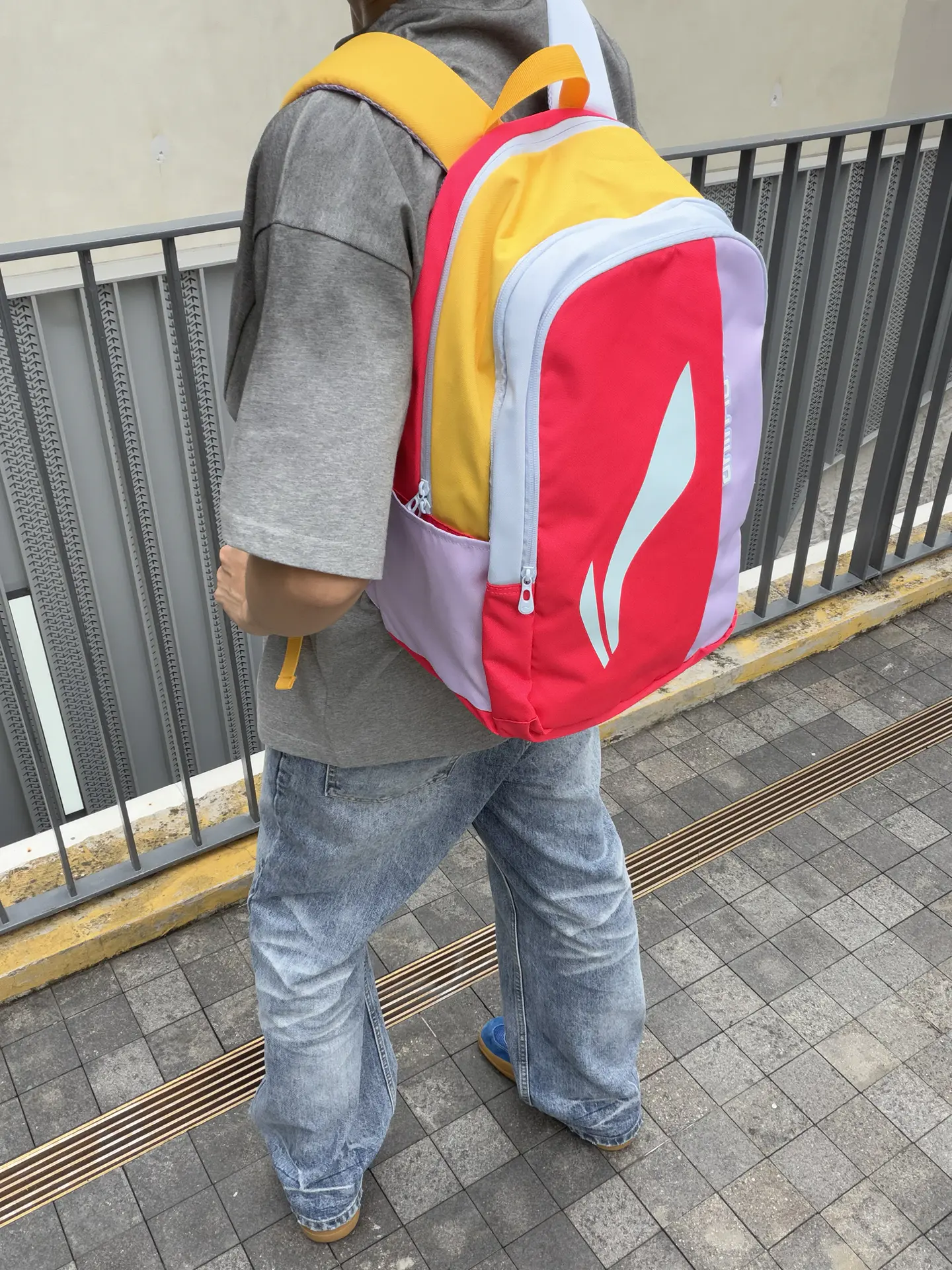 多巴胺撞色双肩包,学生党通勤族都适配