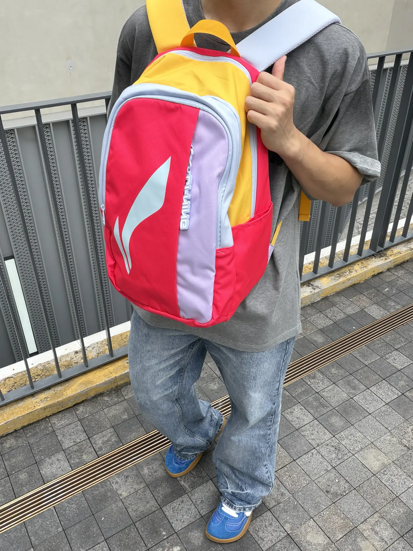 多巴胺撞色双肩包,学生党通勤族都适配