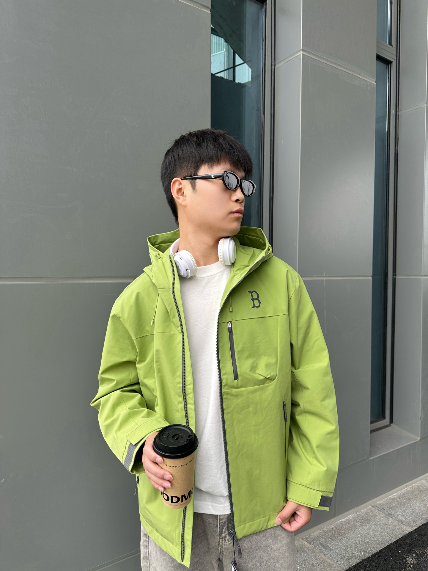 早八党通勤刚需！亮绿连帽衫5分钟搞定出门