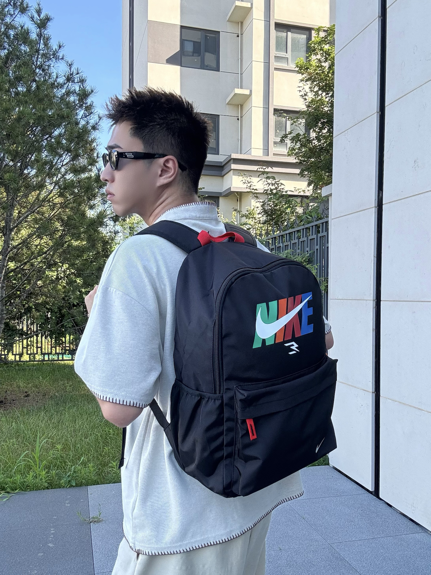 通勤出游都适配的大容量双肩包，男女背都好看