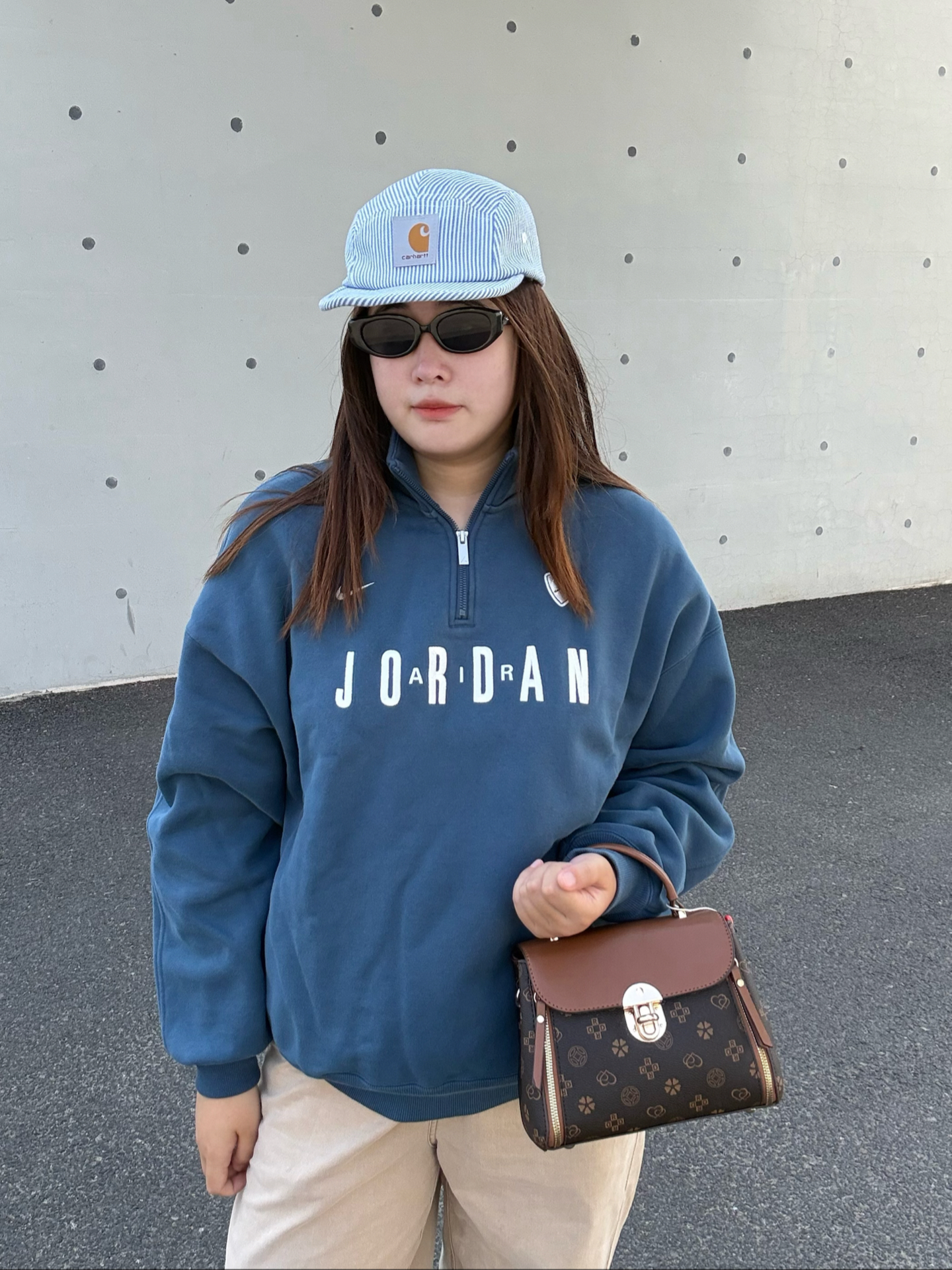 套上Jordan卫衣就出门,小包是整套的小亮点✨