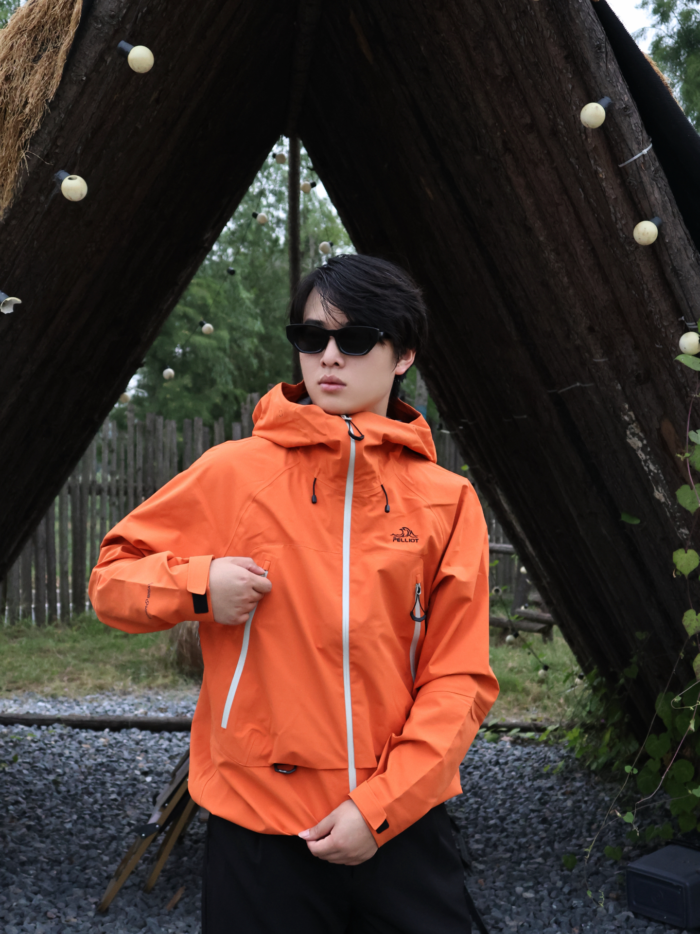 向山林前行，和风雨相遇